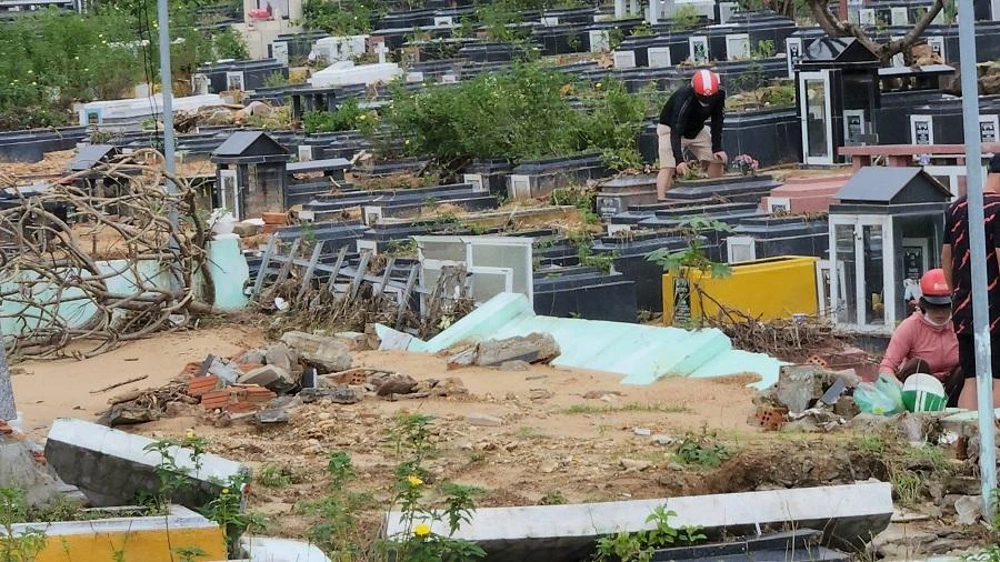 Người dân dọn dẹp khu mộ. Ảnh: TẤN VIỆT Người dân dọn dẹp khu mộ. Ảnh: TẤN VIỆT