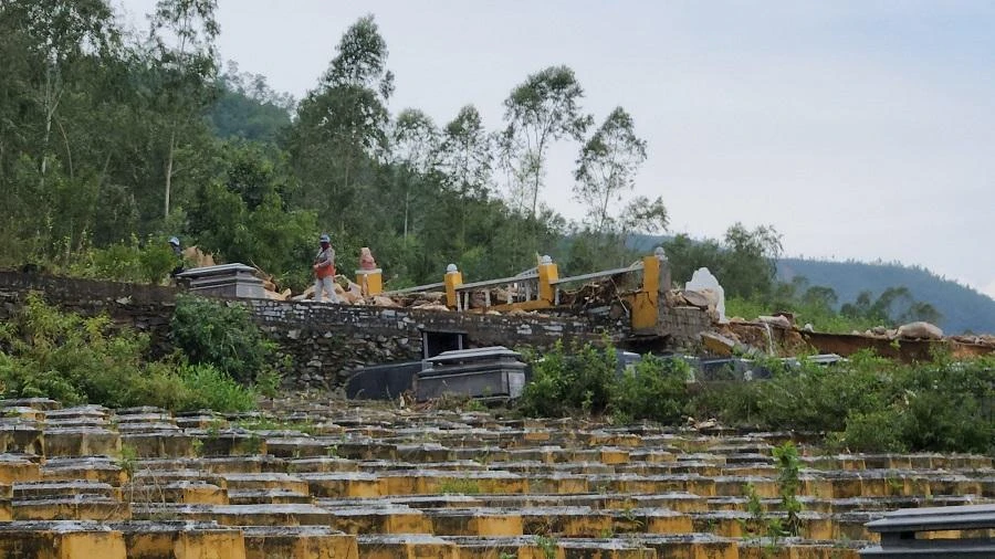Dãy tường rào ngăn cách giữa hai khu mộ trên và dưới bị xô ngã. Ảnh: TẤN VIỆT Dãy tường rào ngăn cách giữa hai khu mộ trên và dưới bị xô ngã. Ảnh: TẤN VIỆT