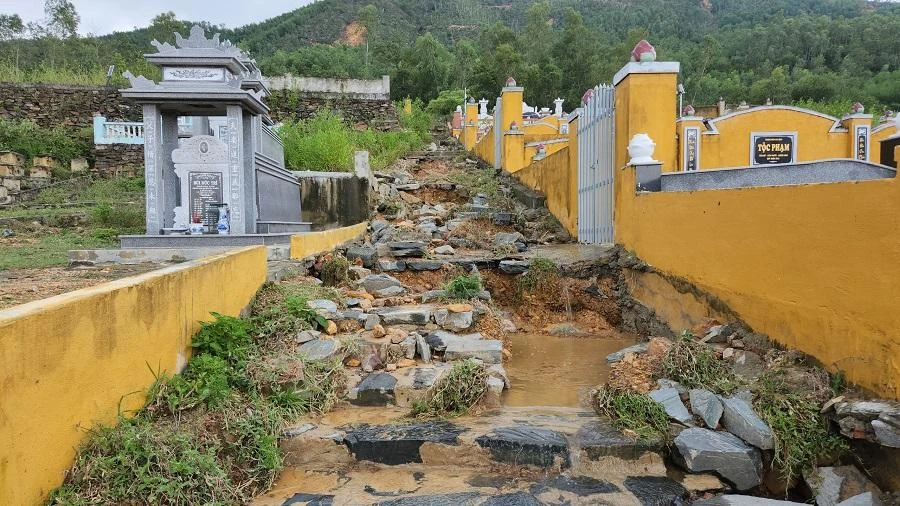 Nước từ trên đồi đổ xuống gây sạt trượt lối lên các khu mộ. Ảnh: TẤN VIỆT Nước từ trên đồi đổ xuống gây sạt trượt lối lên các khu mộ. Ảnh: TẤN VIỆT