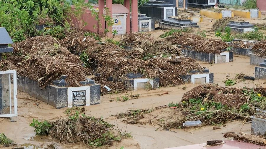 Bùn đất từ trên đồi tràn xuống các ngôi mộ. Ảnh: TẤN VIỆT Bùn đất từ trên đồi tràn xuống các ngôi mộ. Ảnh: TẤN VIỆT