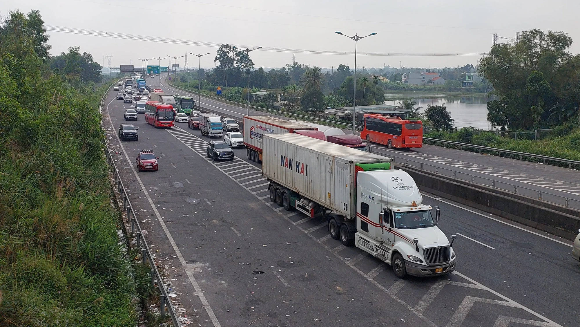 Ô tô nối đuôi nhau về quê, lối ra cao tốc Đà Nẵng - Quảng Ngãi ùn ứ