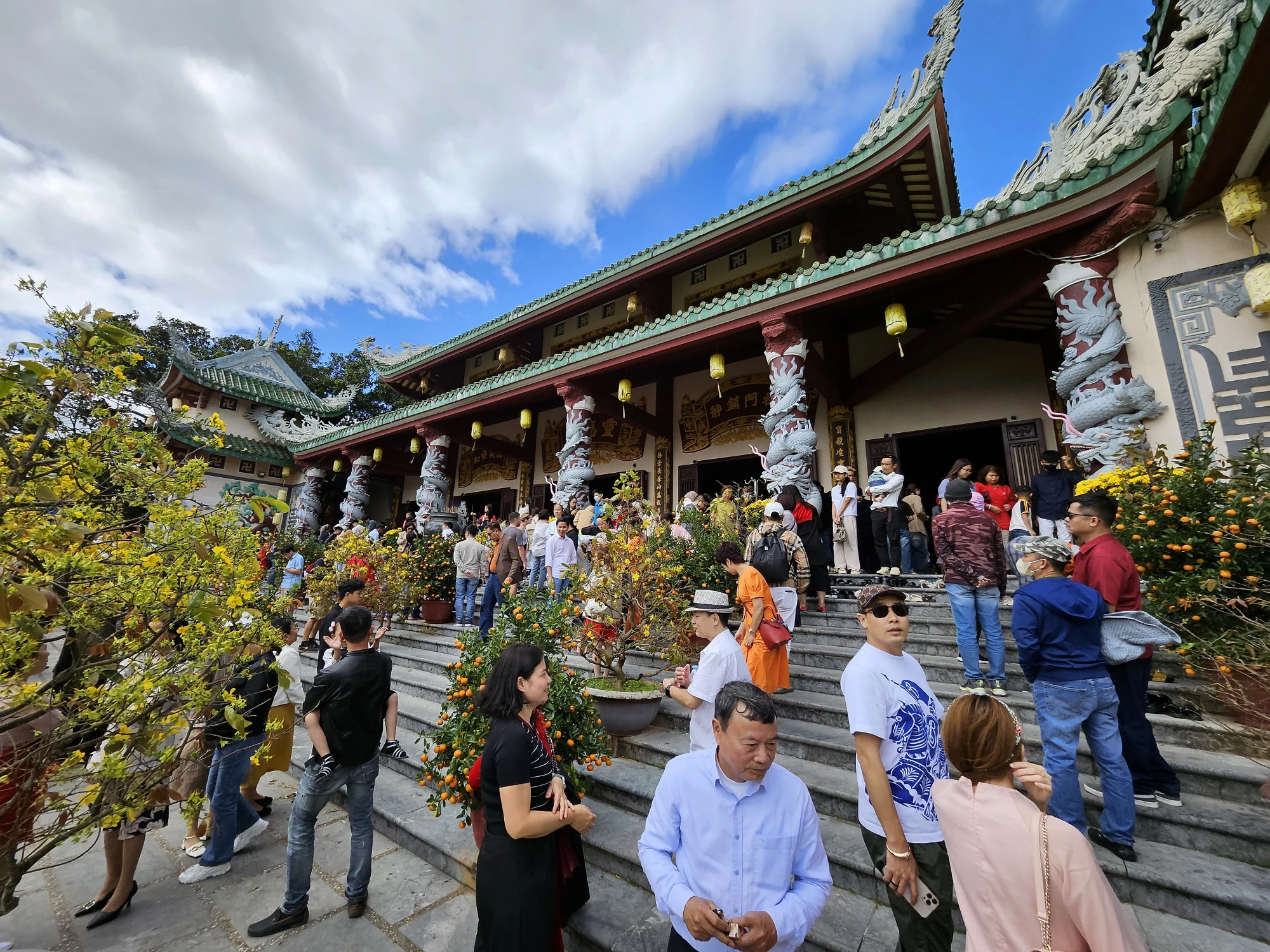 ngoi-chua-lon-nhat-da-nang-2.jpg