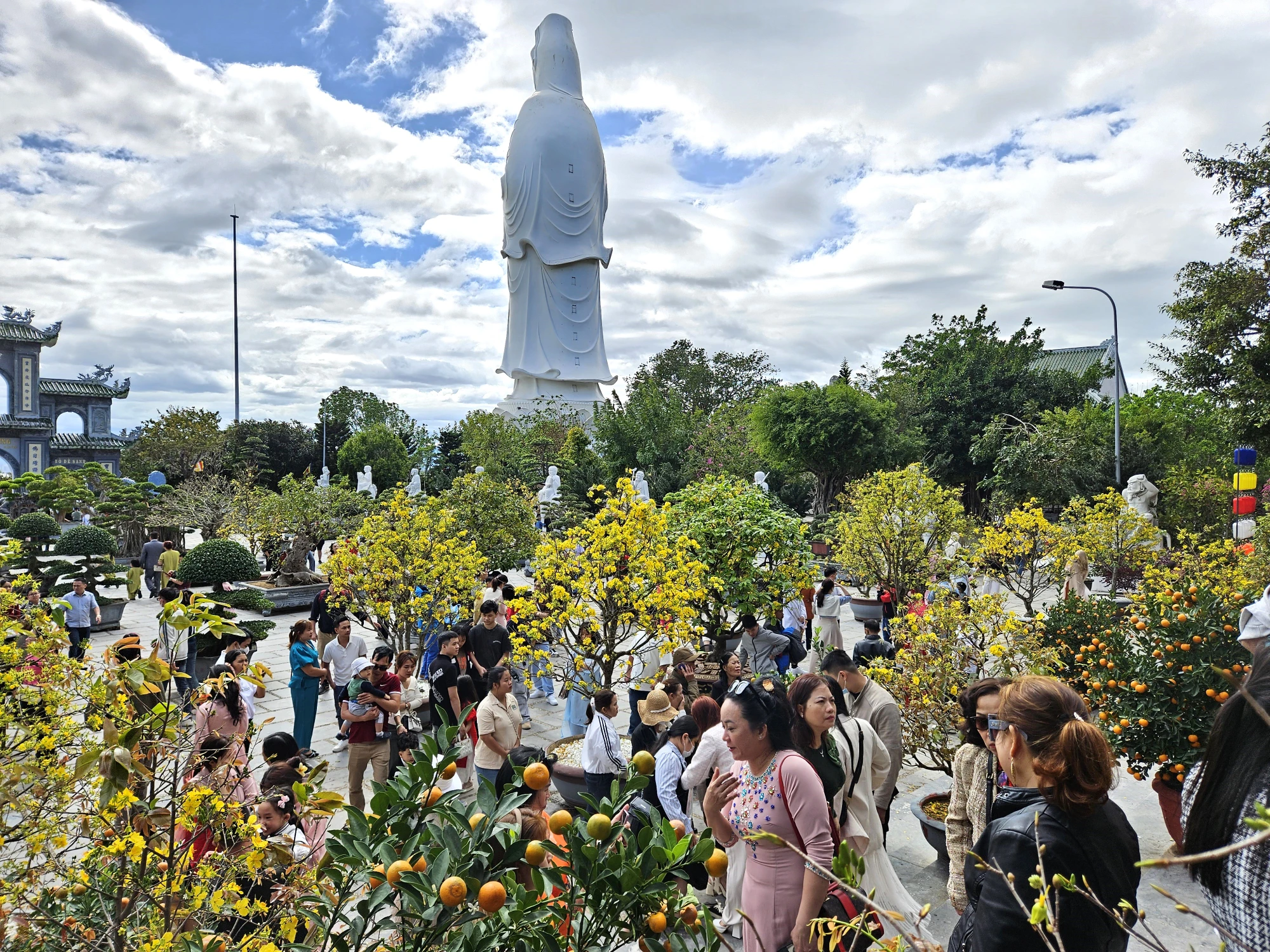 ngoi-chua-lon-nhat-da-nang-3.jpg