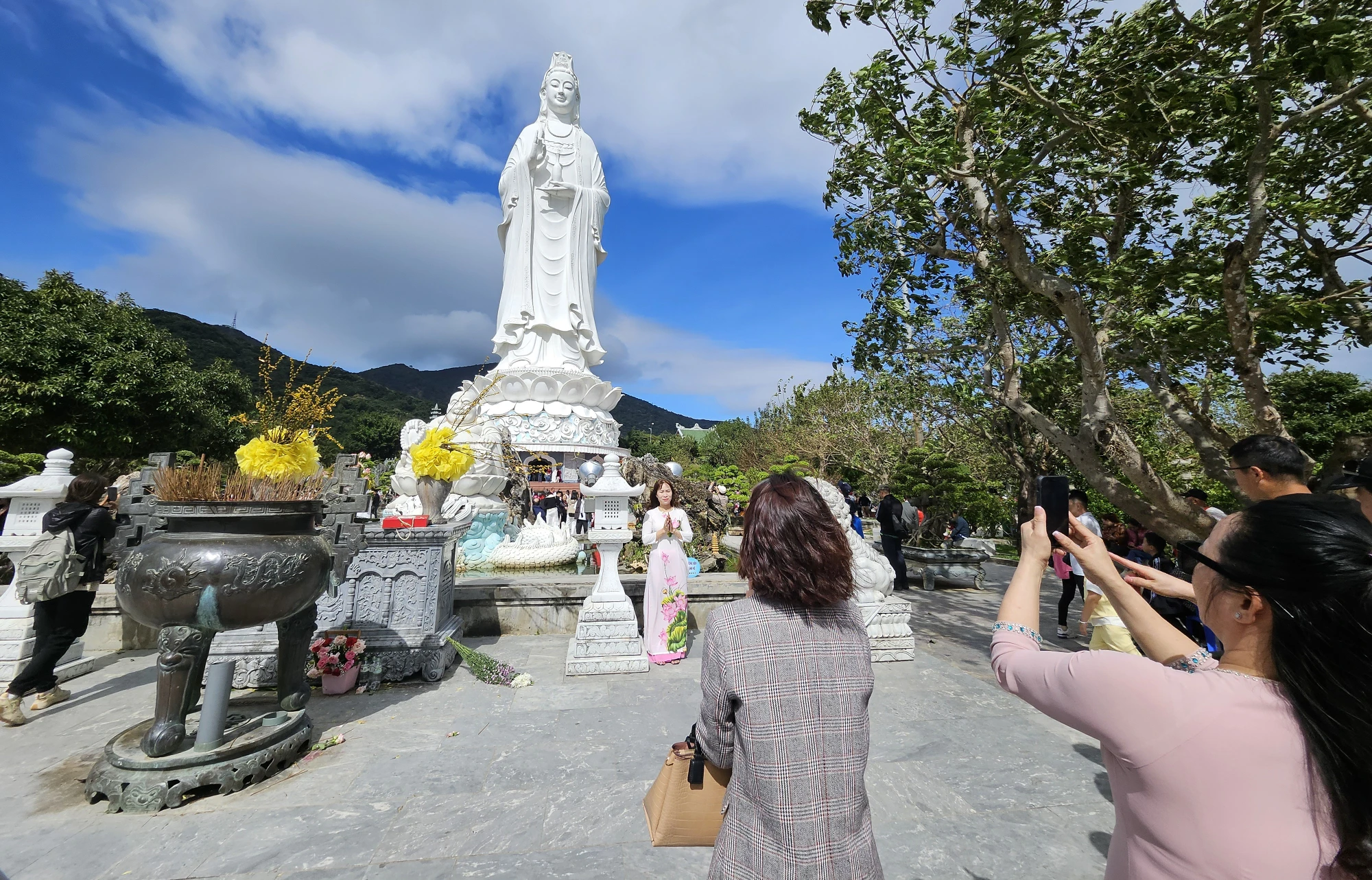 ngoi-chua-lon-nhat-da-nang-6.jpg