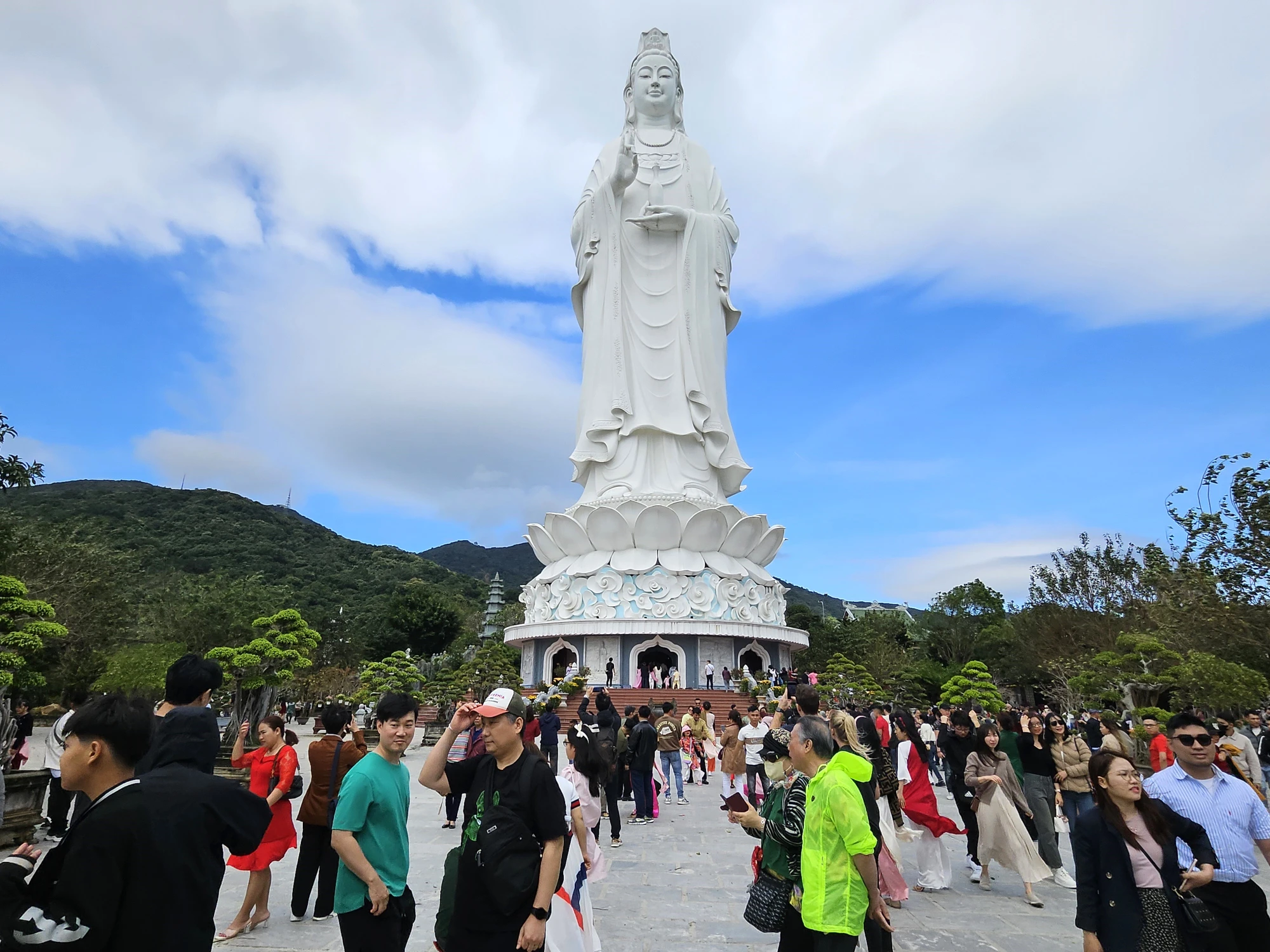 ngoi-chua-lon-nhat-da-nang-9.jpg
