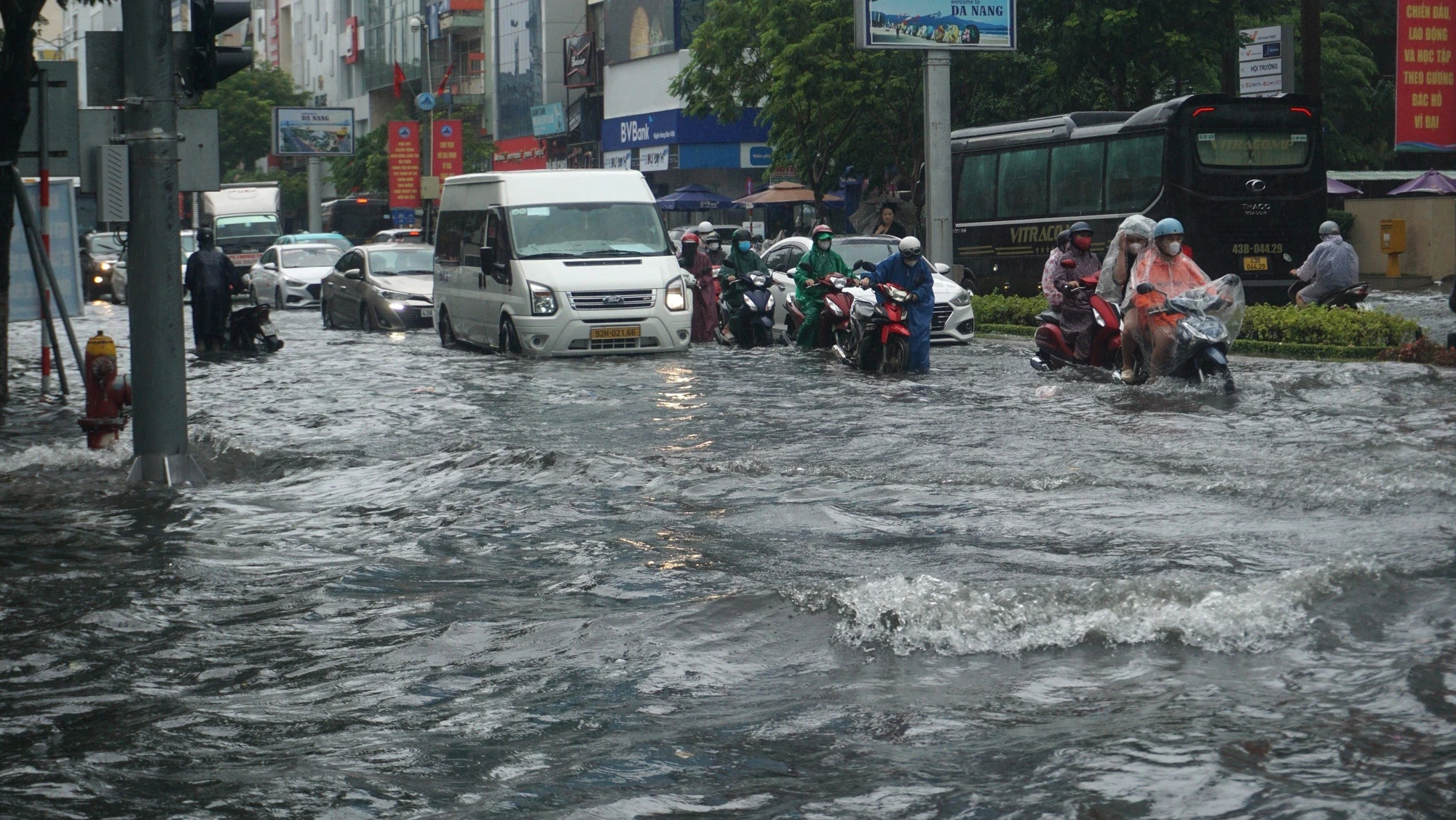 ngap-nhieu-tuyen-duong-o-da-nang-9.jpg