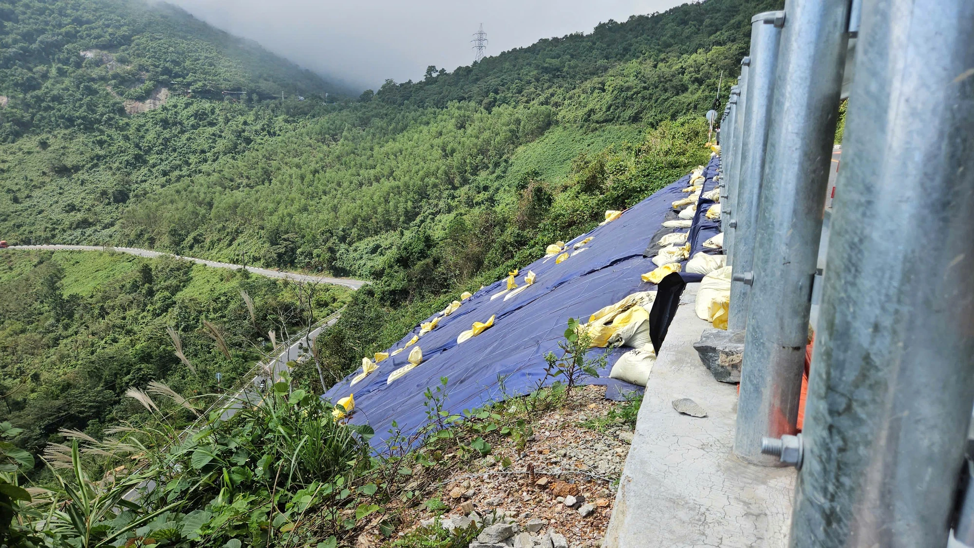 deo-hai-van-da-nang-sat-lo-2.jpg
