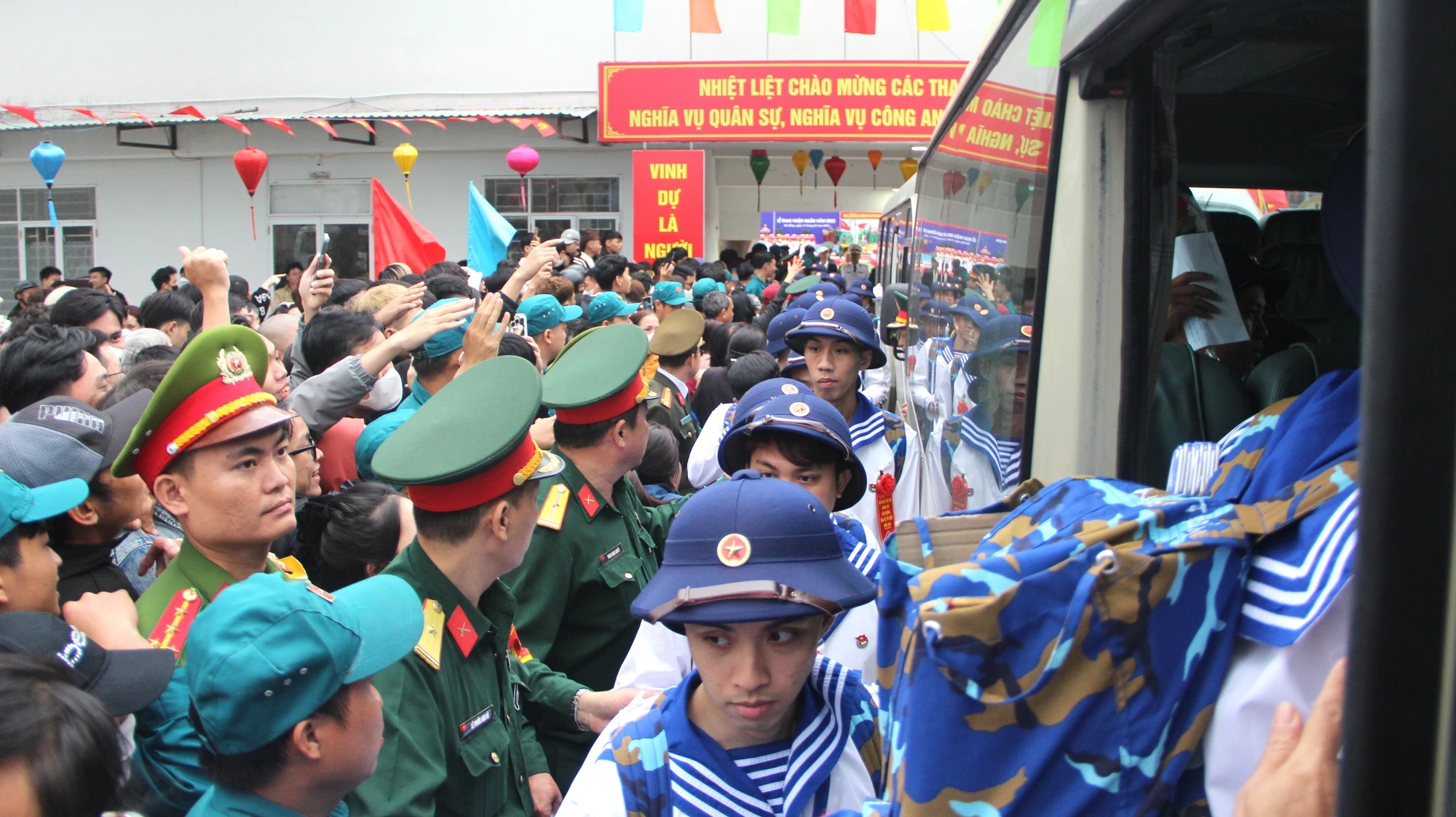 tan-binh-len-duong-nhap-ngu-da-nang-12.JPG