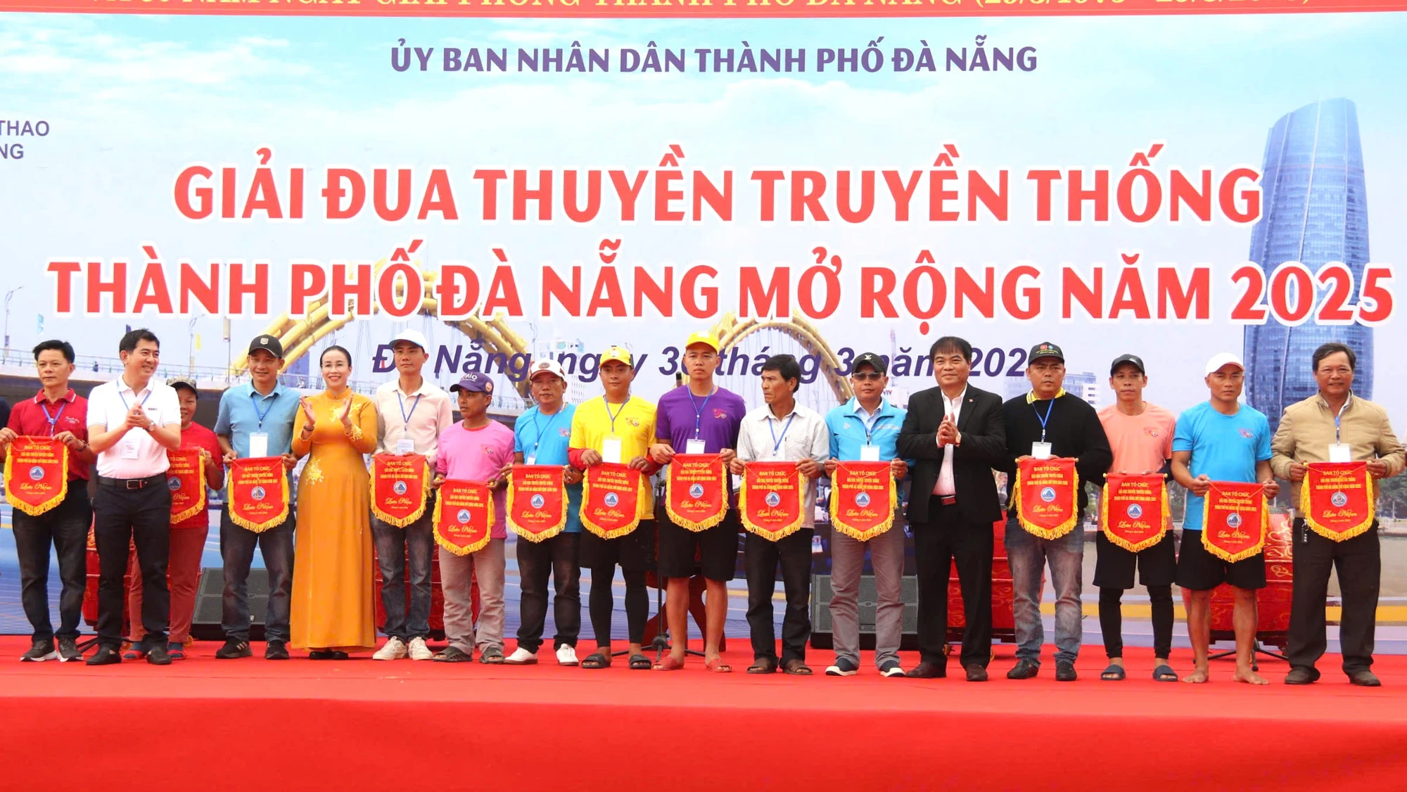 dua-thuyen-truyen-thong-tren-song-han-10.jpg