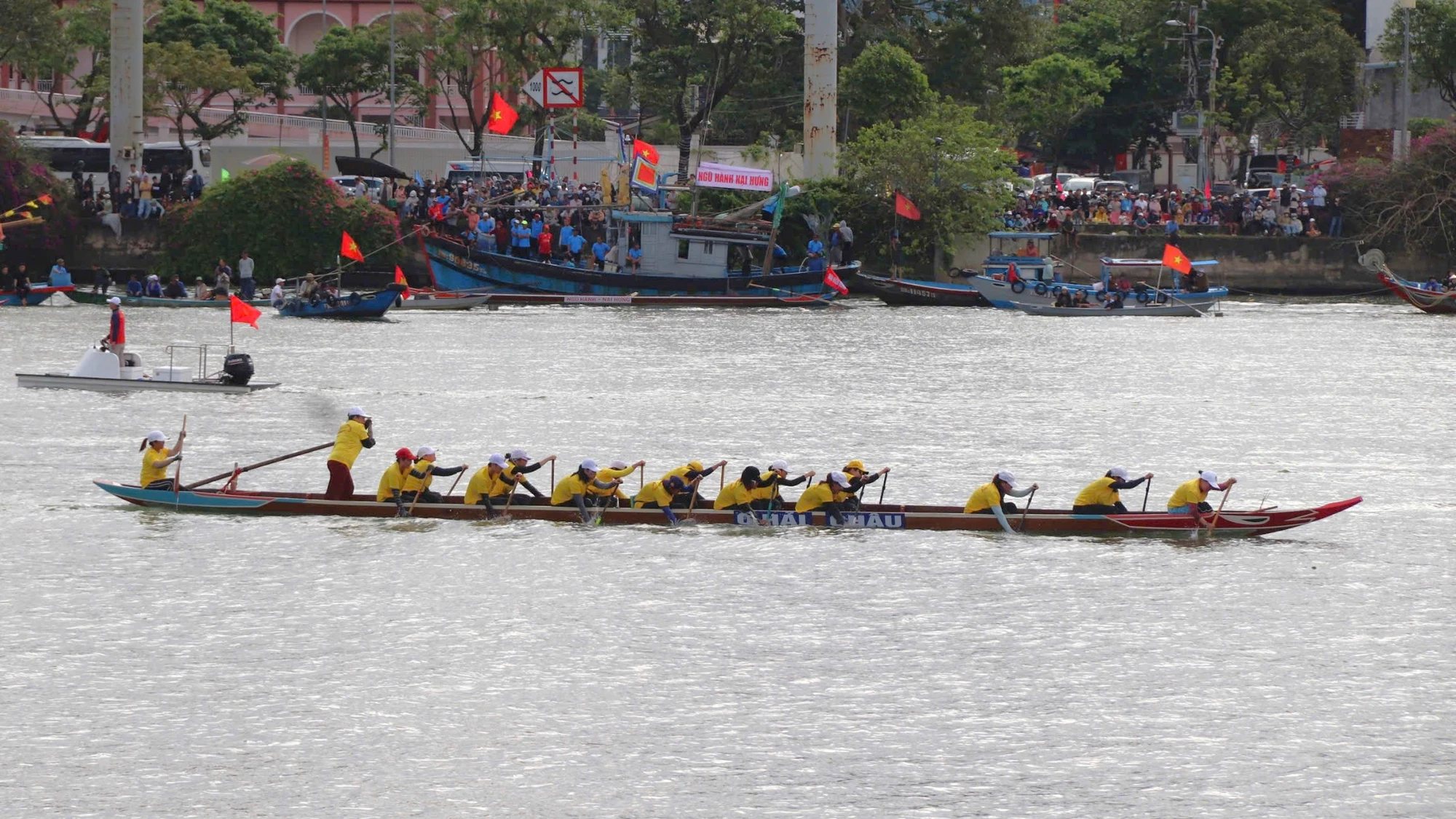 dua-thuyen-truyen-thong-tren-song-han-8.jpg