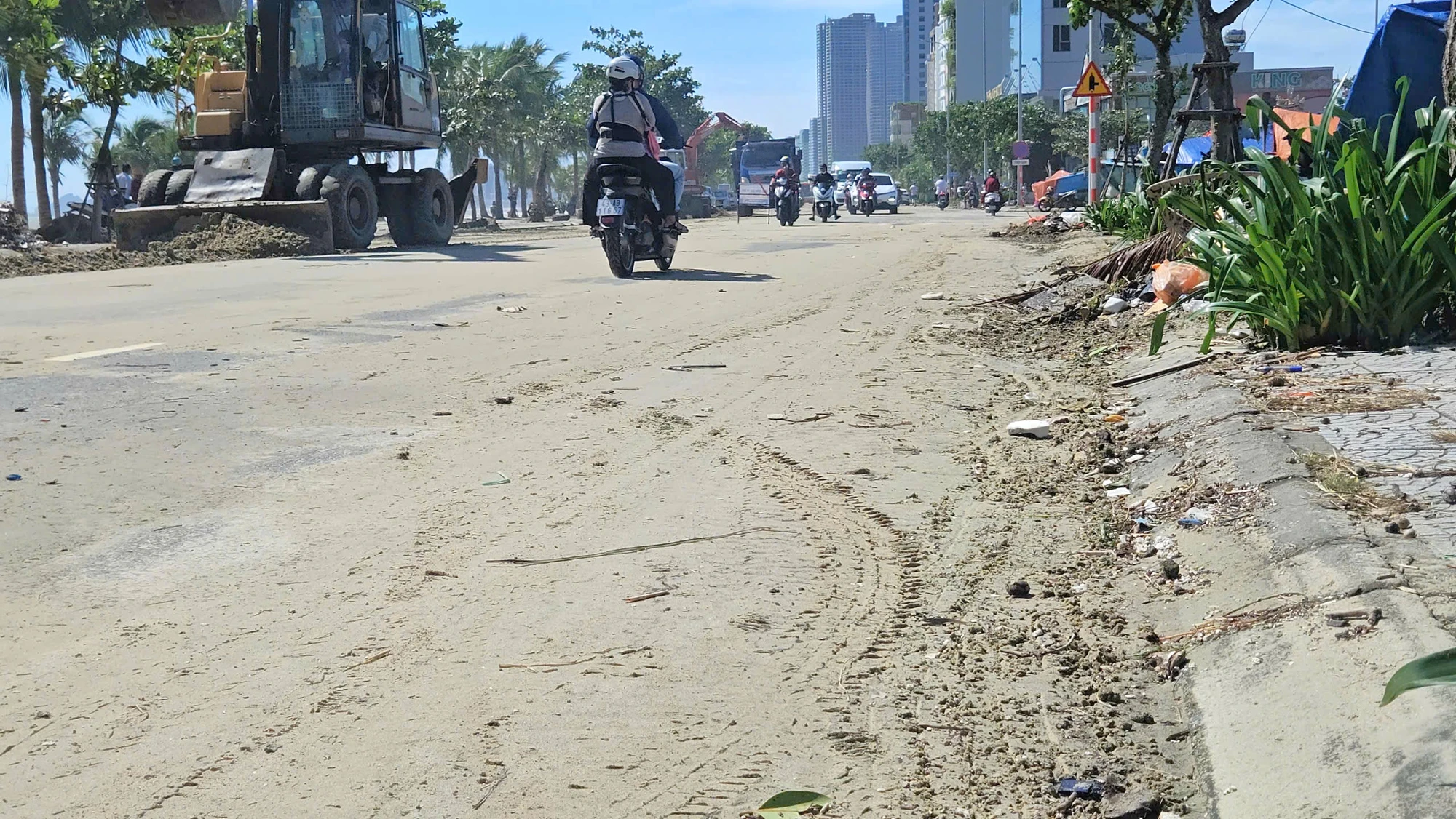 Sóng lớn hất cát phủ kín đường ven biển Đà Nẵng, hàng dừa ngã đổ la liệt