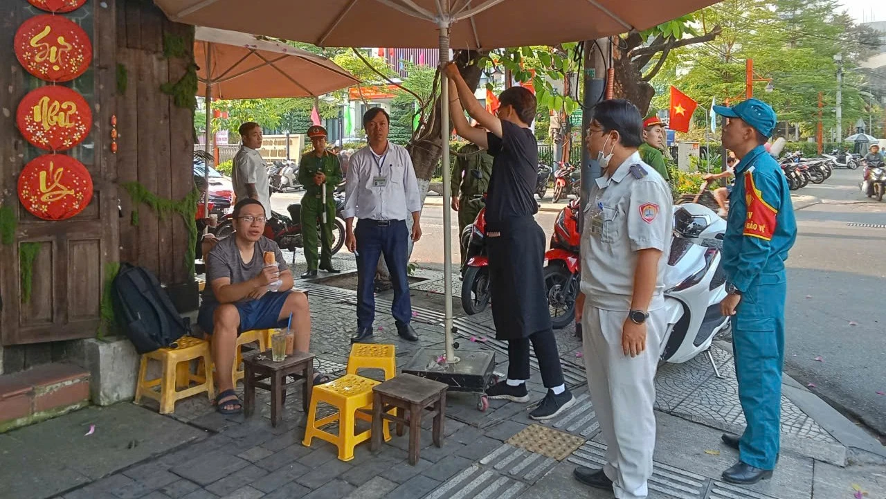Phường 'trái tim' của Đà Nẵng ra quân xuyên đêm để giữ trật tự vỉa hè