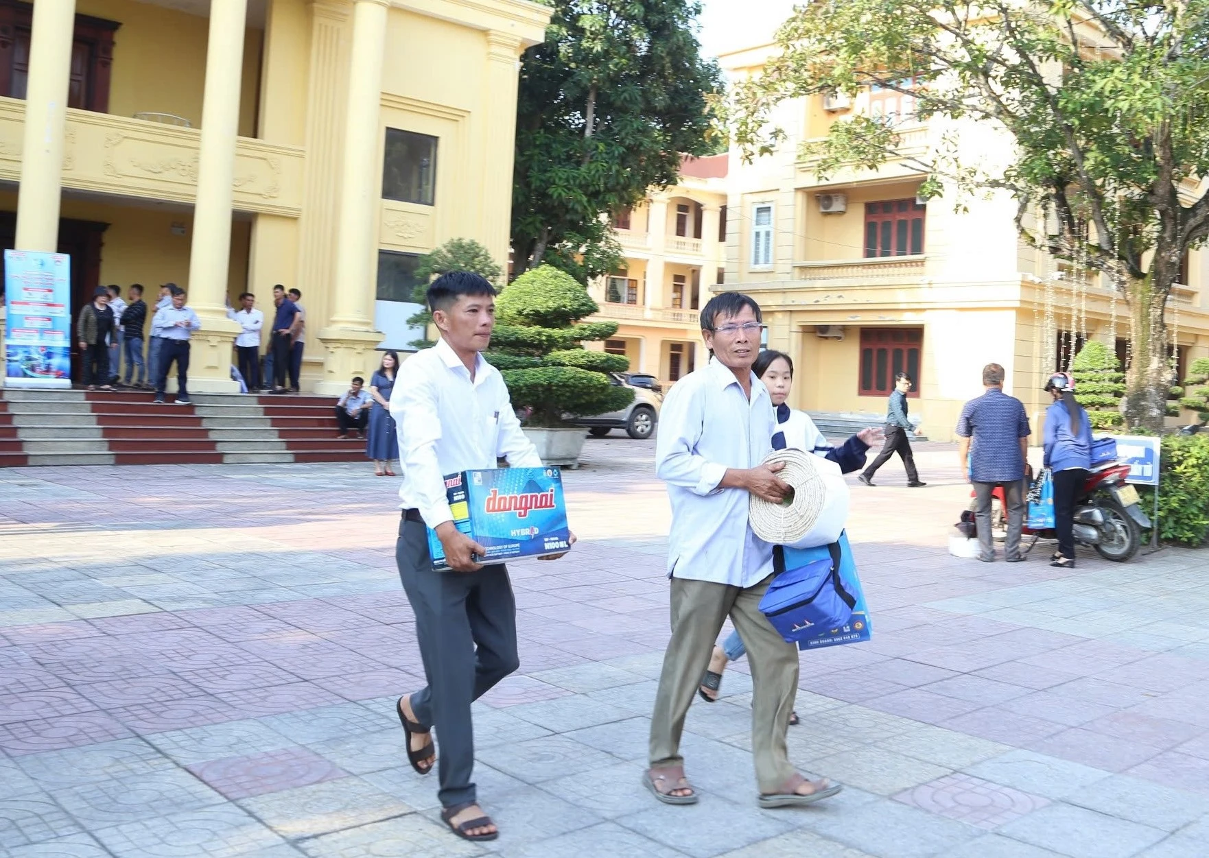 cùng ngư dân thắp sáng đèn trên biển 001.jpg