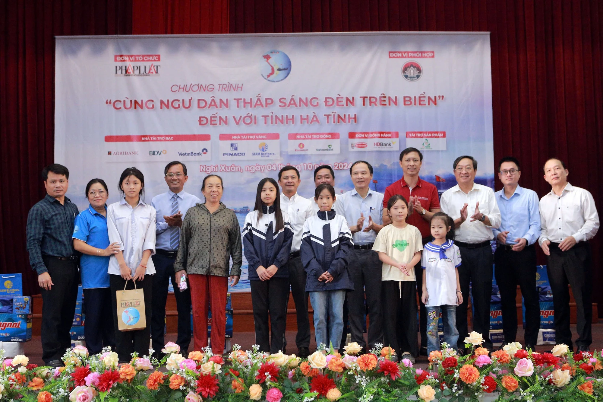 cùng ngư dân thắp sáng đèn trên biển 003.jpg