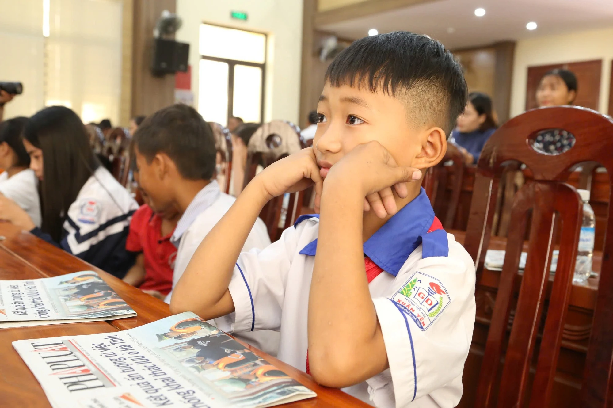 Các em học sinh đến nhận học bổng. Ảnh: NGUYỄN VỮNG