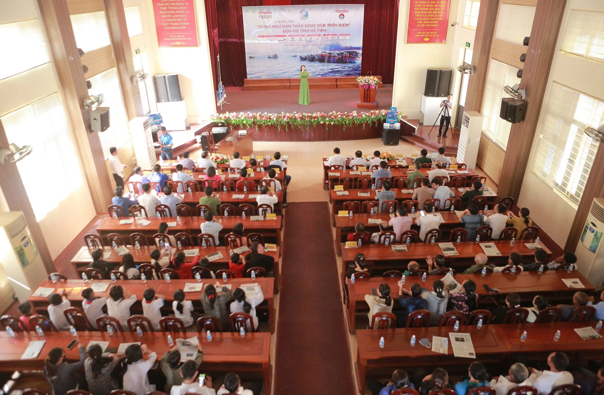Cùng ngư dân thắp sáng đèn trên biển
