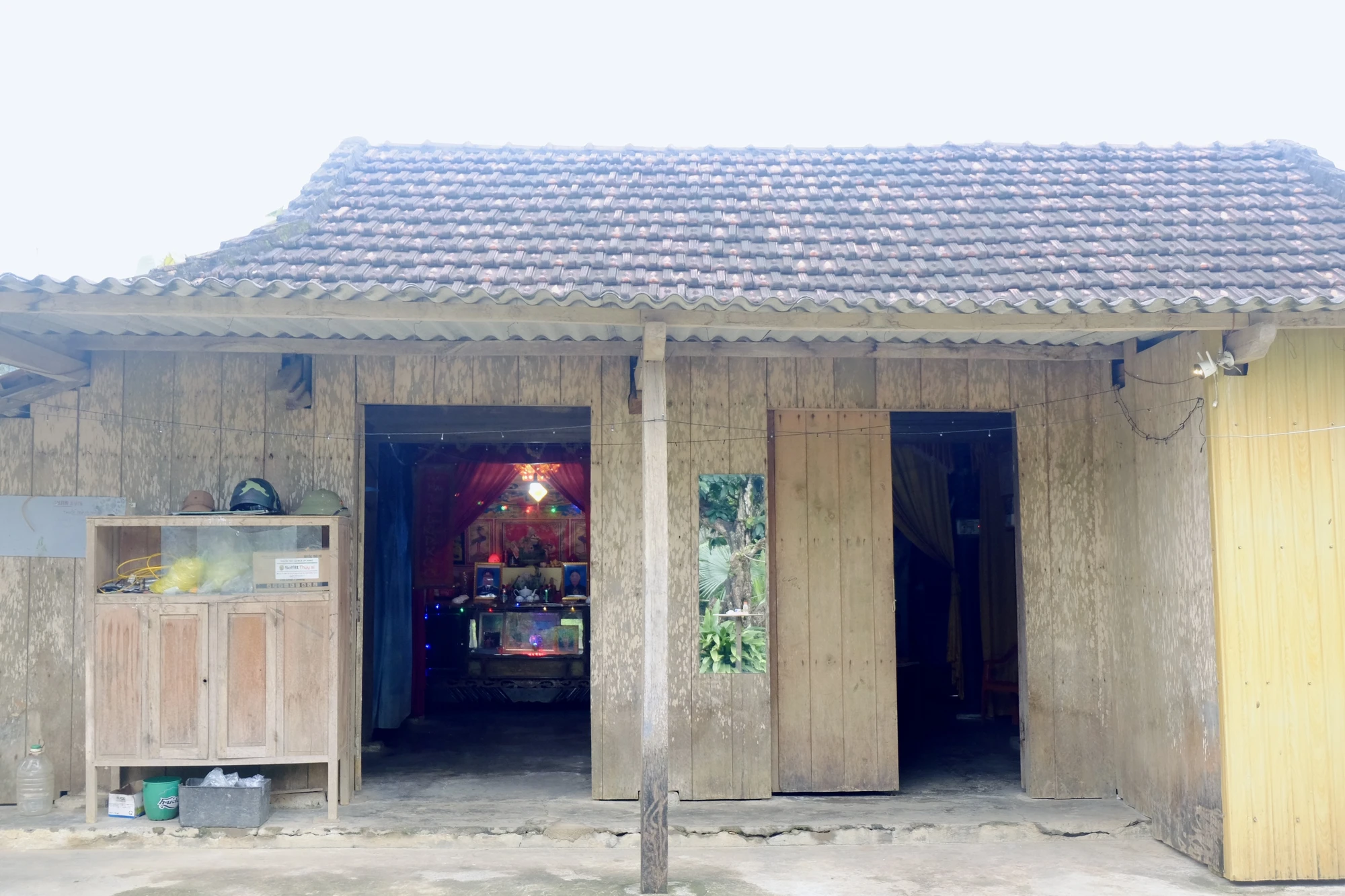 Một căn nhà gỗ truyền thống tại làng du lịch tốt nhất thế giới được trang trí, bày biện đơn giản, chuẩn bị đón Tết Nguyên đán Ất Tỵ.