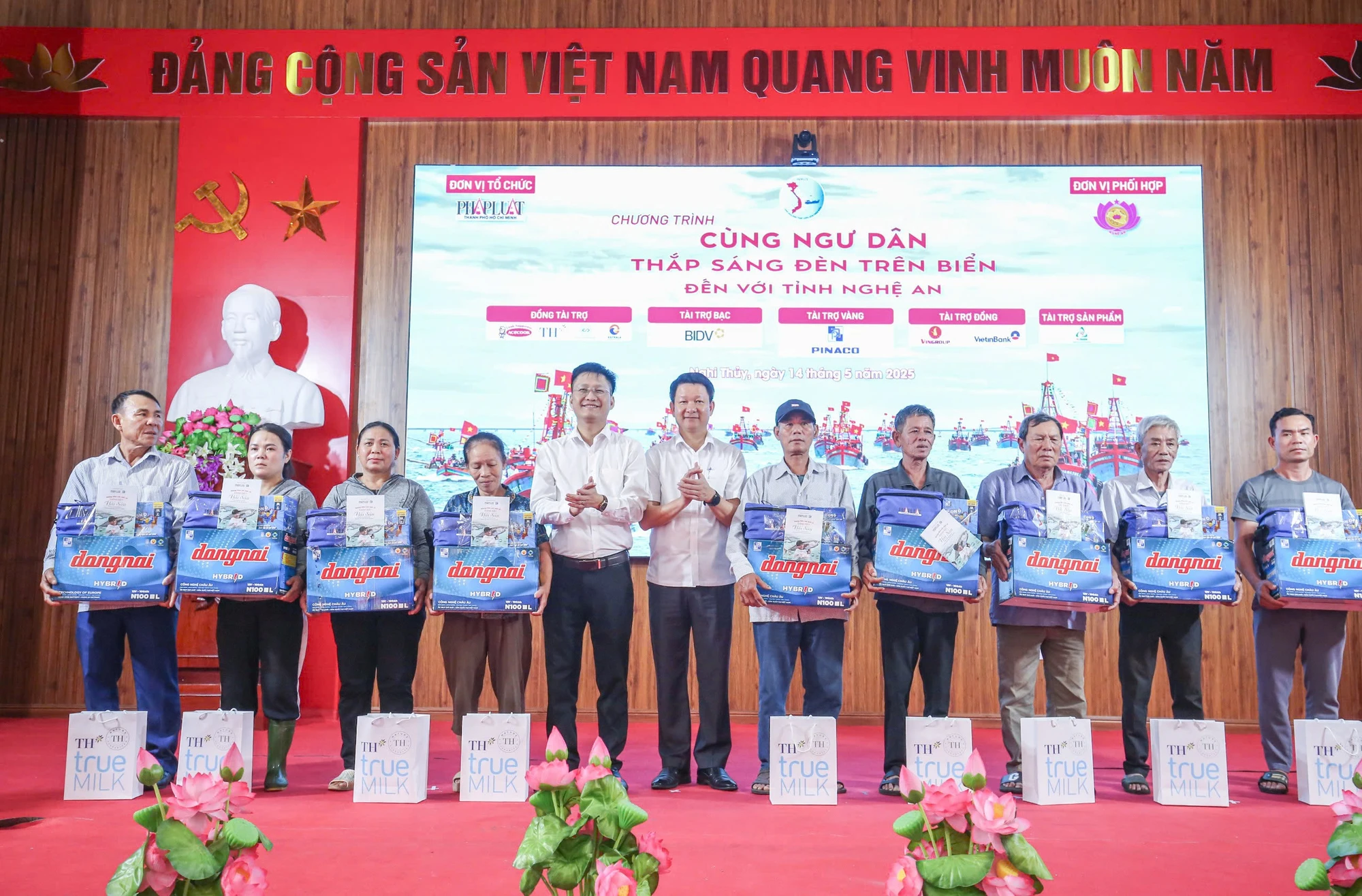 cùng ngư dân.jpg