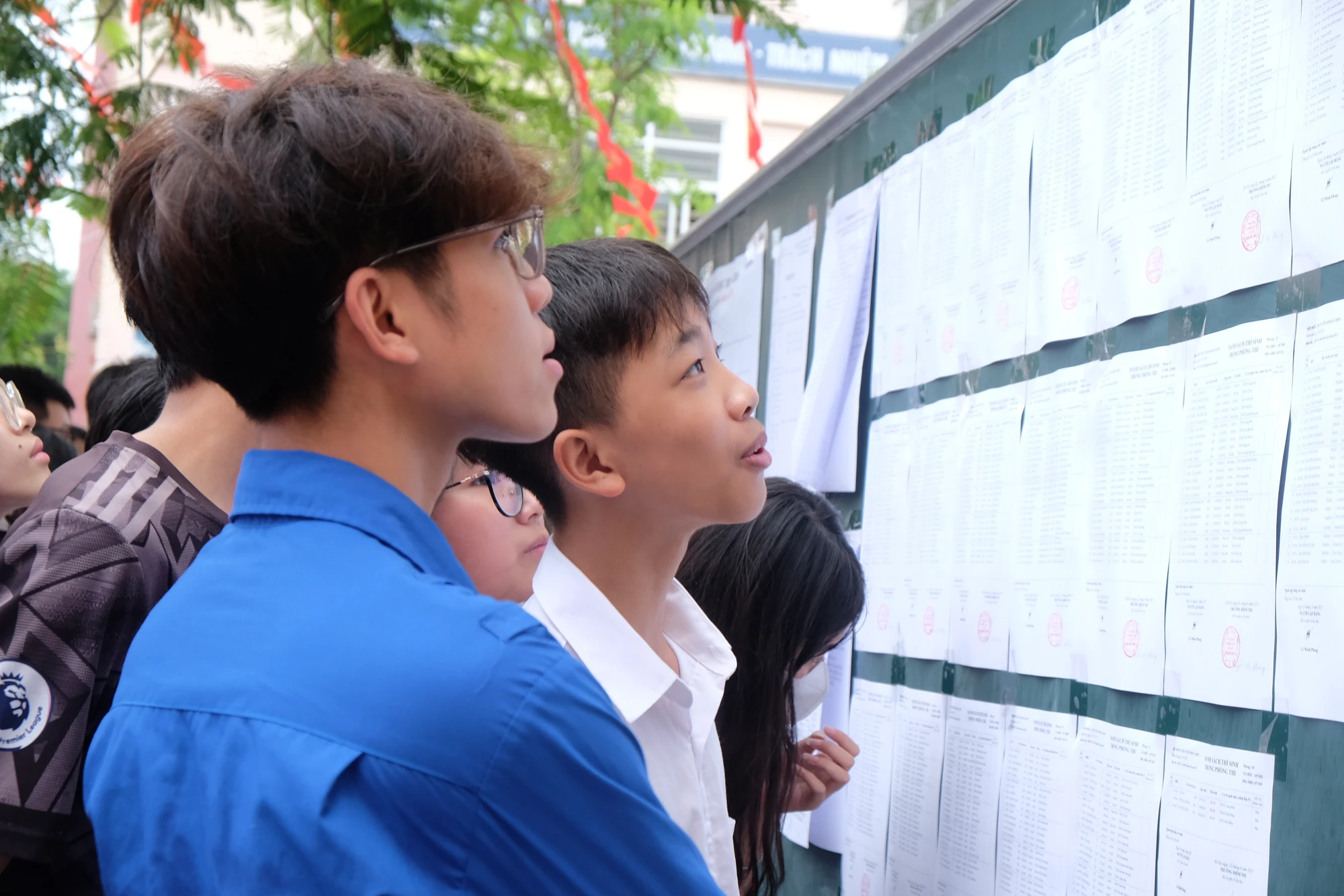 Em Đào Trọng Vinh, học sinh trường THCS Đô thị Việt Hưng (Long Biên), cho biết cảm thấy thoải mái nhất với môn Toán, tự tin đạt trên 8 điểm. "Em đã ôn tập rất kỹ và làm nhiều đề theo dạng đề minh hoạ, em thấy tự tin, có khả năng đỗ cao", Vinh chia sẻ.