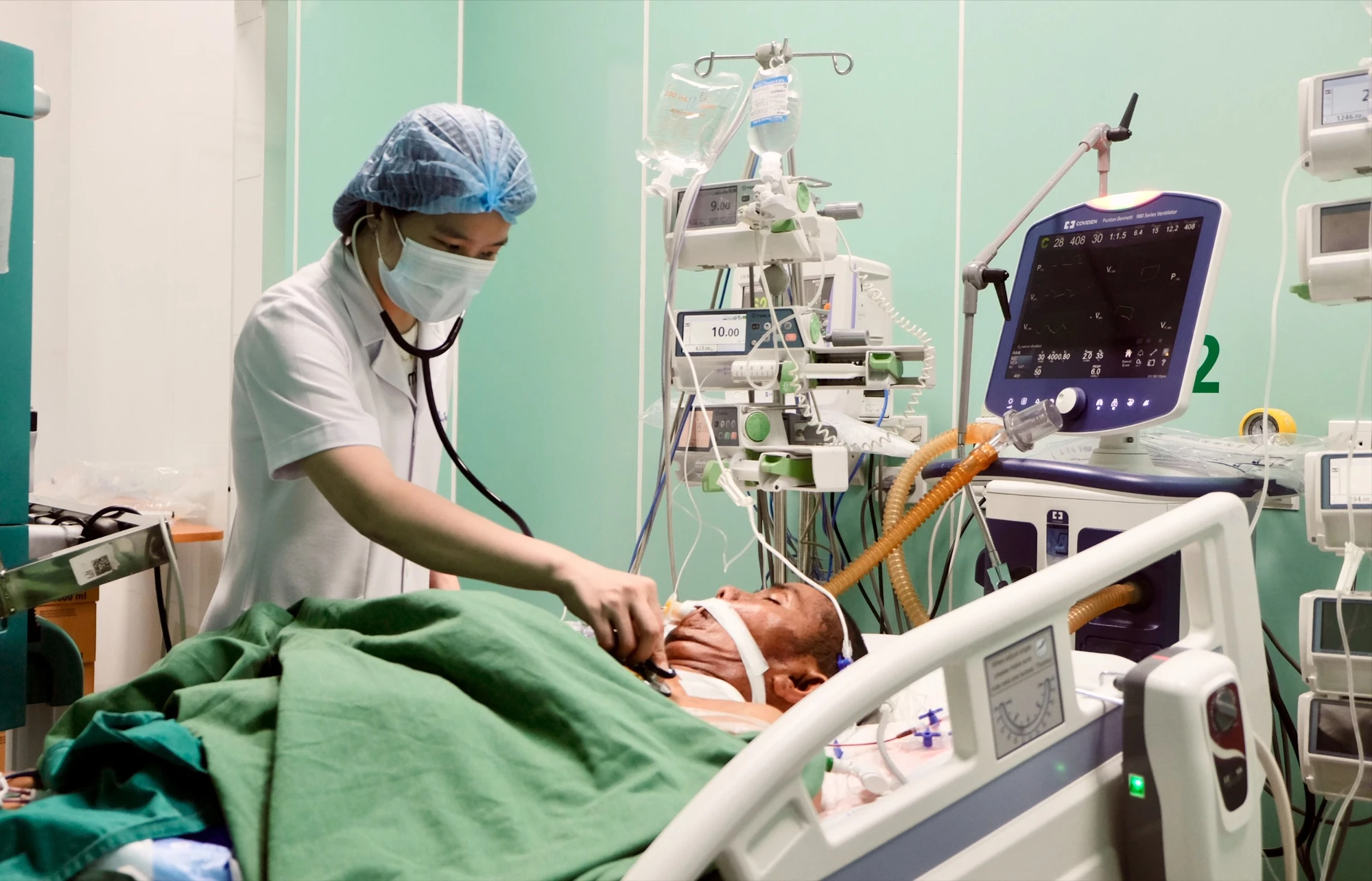 Giữ nhịp tim cho người lạ: Chuyện nghề ở phòng hồi sức tích cực