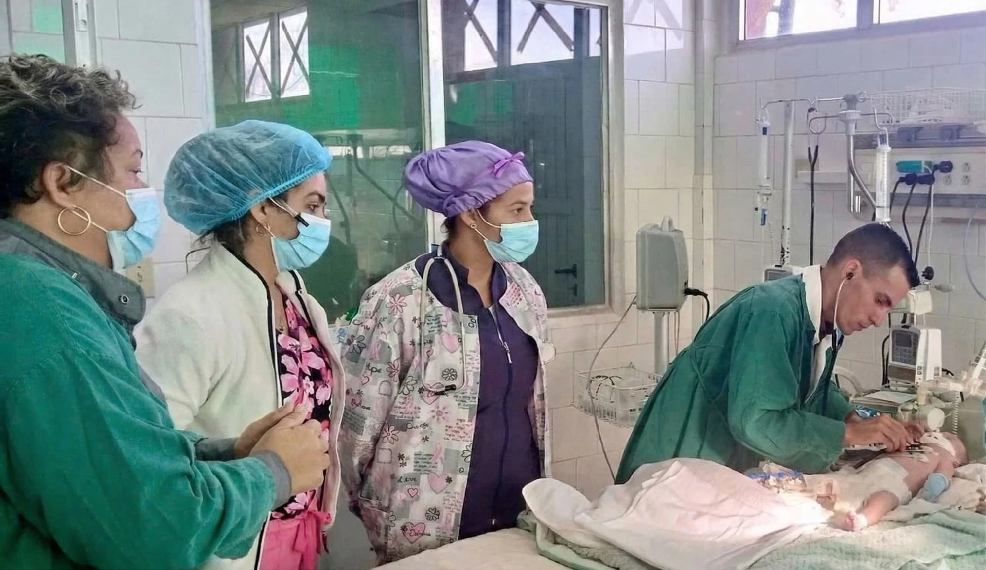 Bác sĩ Cuba giữa khủng hoảng năng lượng: Gõ cửa từng nhà để giành lại sự sống