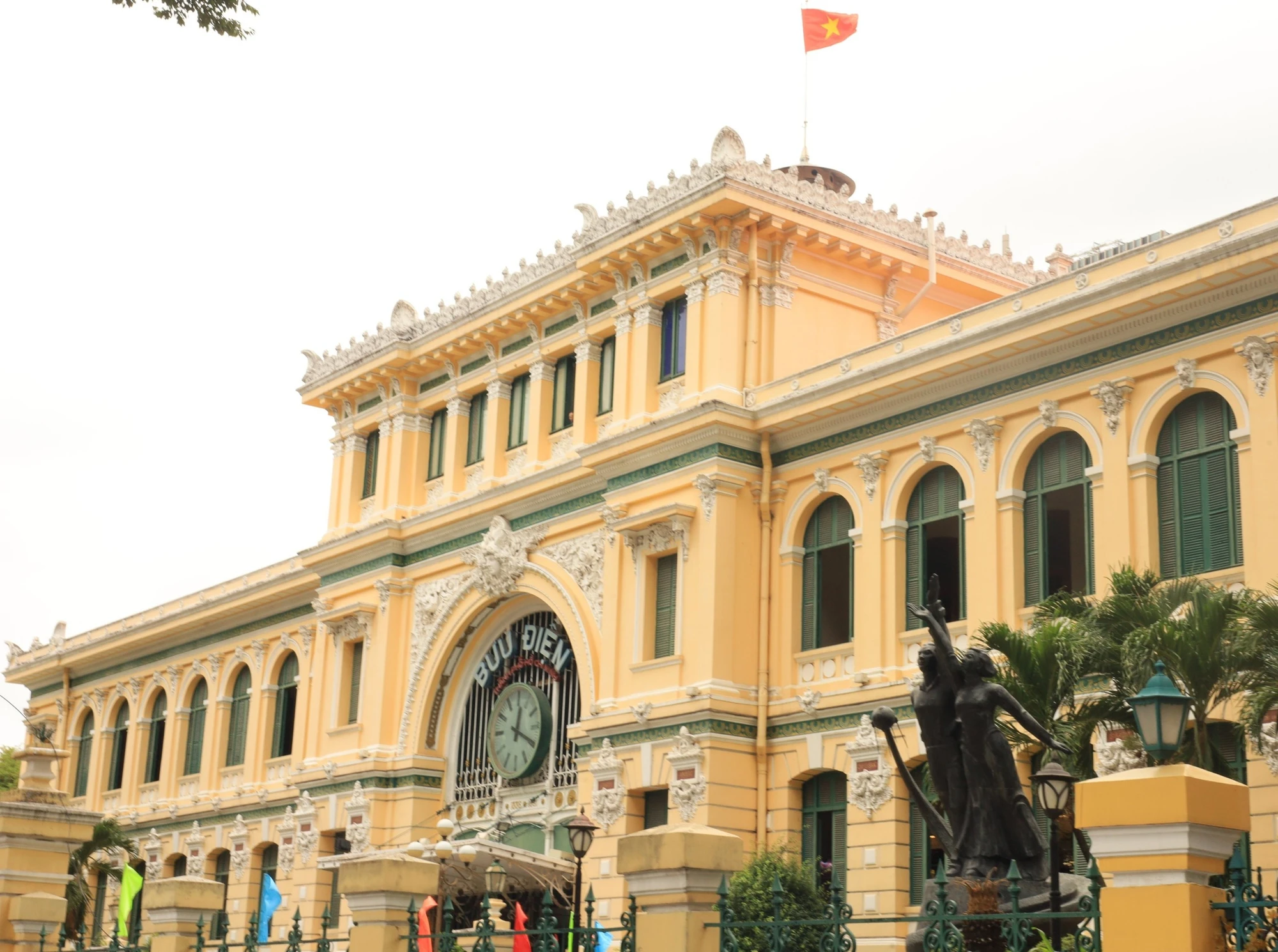 Tọa lạc tại công trường Công xã Paris (Q.1, TP.HCM), Bưu điện Trung tâm TP.HCM (Bưu điện Sài Gòn) là một trong những công trình kiến trúc cổ thời Pháp hơn 100 năm còn được giữ lại khá nguyên bản. Hiện tại, Bưu điện TP.HCM là một trong những điểm tham quan hấp dẫn của du khách trong và ngoài nước. Tọa lạc tại công trường Công xã Paris (Q.1, TP.HCM), Bưu điện Trung tâm TP.HCM (Bưu điện Sài Gòn) là một trong những công trình kiến trúc cổ thời Pháp hơn 100 năm còn được giữ lại khá nguyên bản. Hiện tại, Bưu điện TP.HCM là một trong những điểm tham quan hấp dẫn của du khách trong và ngoài nước.