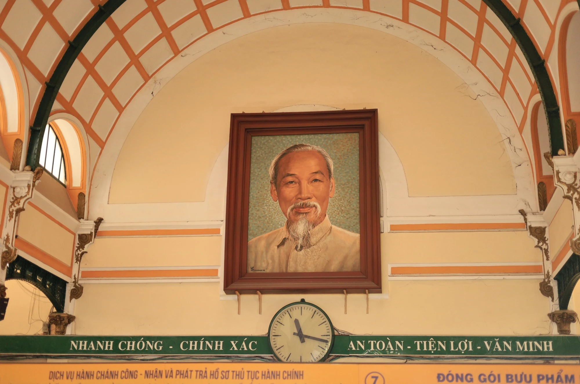 Tất cả dẫn về cuối sảnh trung tâm là bức chân dung Chủ tịch Hồ Chí Minh, danh nhân vĩ đại nhất của Việt Nam. Tất cả dẫn về cuối sảnh trung tâm là bức chân dung Chủ tịch Hồ Chí Minh, danh nhân vĩ đại nhất của Việt Nam.