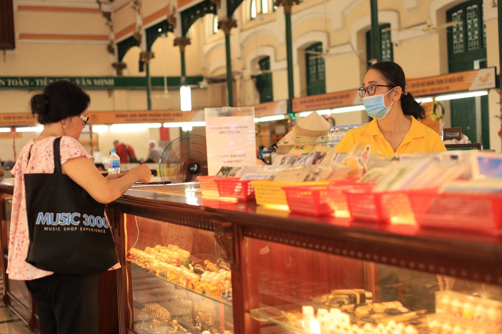 Đặt chân đến trước cửa Bưu điện, du khách ấn tượng là màu vàng đất nhạt kết hợp với những đường gờ và phù điêu màu trắng cùng các ô cửa lá sách màu xanh lá tạo nên vẻ đẹp khó cưỡng. Từ hơn trăm năm qua, bất kể nắng mưa, bất kể bốn mùa trôi qua, Bưu điện vẫn luôn tỏa sáng rực rỡ trong chiếc áo vàng kiêu sa cùng những cửa sổ uốn cong cong rực rỡ. Đặt chân đến trước cửa Bưu điện, du khách ấn tượng là màu vàng đất nhạt kết hợp với những đường gờ và phù điêu màu trắng cùng các ô cửa lá sách màu xanh lá tạo nên vẻ đẹp khó cưỡng. Từ hơn trăm năm qua, bất kể nắng mưa, bất kể bốn mùa trôi qua, Bưu điện vẫn luôn tỏa sáng rực rỡ trong chiếc áo vàng kiêu sa cùng những cửa sổ uốn cong cong rực rỡ.