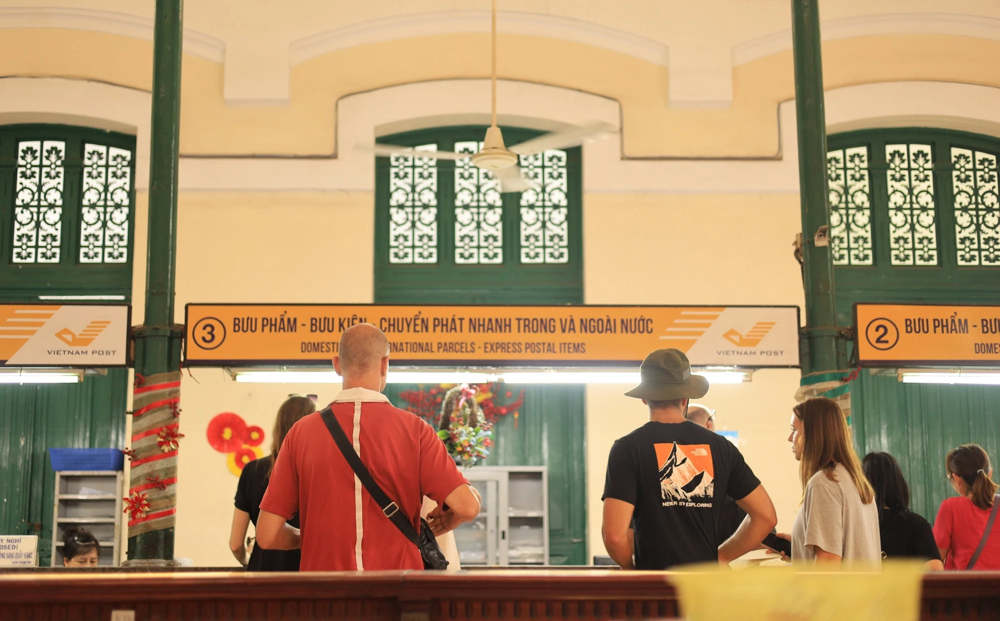 Trên những ô cửa xanh cũ kĩ là những bức tượng đội vòng nguyệt quế được đắp nổi cùng các tấm biển ghi danh các nhà phát minh người Pháp, những người đã cống hiến cho điện tín và điện - Benjamin Franklin, Alessandro Volta và Michael Faraday. Đây là điểm khác lạ, không tòa nhà cổ nào ở Sài Gòn có được. Trên những ô cửa xanh cũ kĩ là những bức tượng đội vòng nguyệt quế được đắp nổi cùng các tấm biển ghi danh các nhà phát minh người Pháp, những người đã cống hiến cho điện tín và điện - Benjamin Franklin, Alessandro Volta và Michael Faraday. Đây là điểm khác lạ, không tòa nhà cổ nào ở Sài Gòn có được.