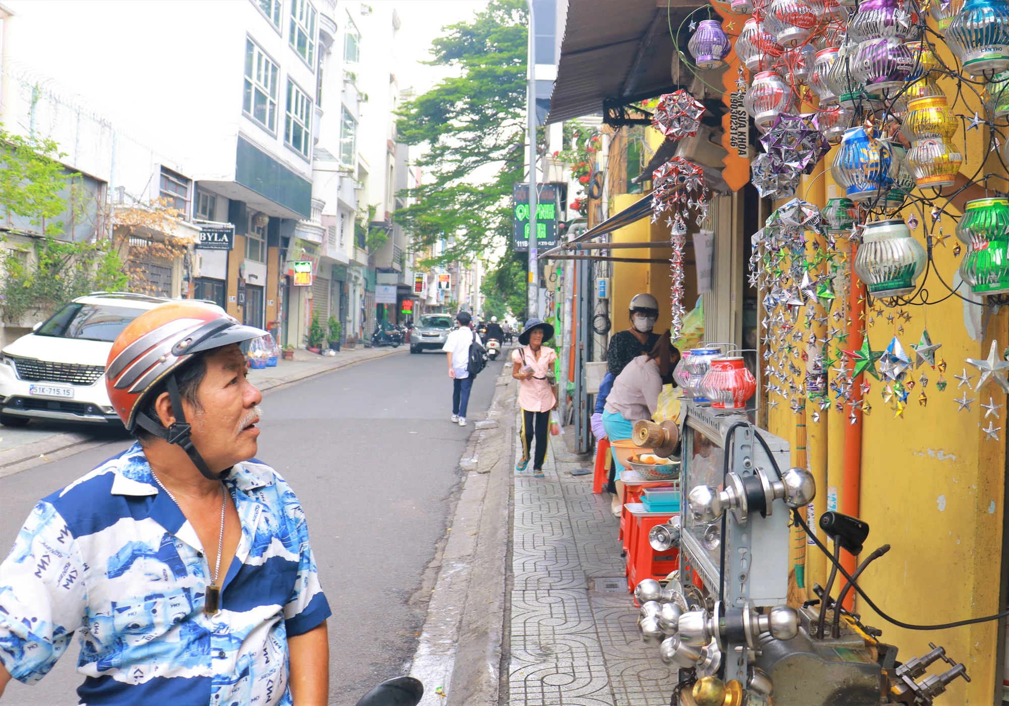 Ông Minh Trường (quận Phú Nhuận) cho biết tình cờ đi ngang qua, thấy những chiếc lồng đèn bé bé xinh xinh lạ mắt nên ghé mua về treo trang trí trước cổng trong dịp trung thu này. Ông Trường chia sẻ, những chiếc lồng đèn ông sẽ treo trước cổng còn những quả cầu sẽ mua thêm đèn LED để vào giữa quả cầu trang trí trong nhà cho nó lung linh hơn. Ông Minh Trường (quận Phú Nhuận) cho biết tình cờ đi ngang qua, thấy những chiếc lồng đèn bé bé xinh xinh lạ mắt nên ghé mua về treo trang trí trước cổng trong dịp trung thu này. Ông Trường chia sẻ, những chiếc lồng đèn ông sẽ treo trước cổng còn những quả cầu sẽ mua thêm đèn LED để vào giữa quả cầu trang trí trong nhà cho nó lung linh hơn.