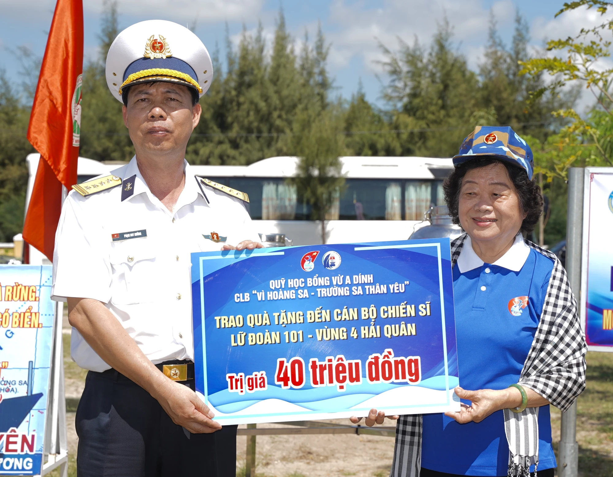 Quỹ học bổng Vừ A Dính thăm, tặng quà chiến sĩ tân binh Lữ đoàn 101, Vùng 4 Hải quân