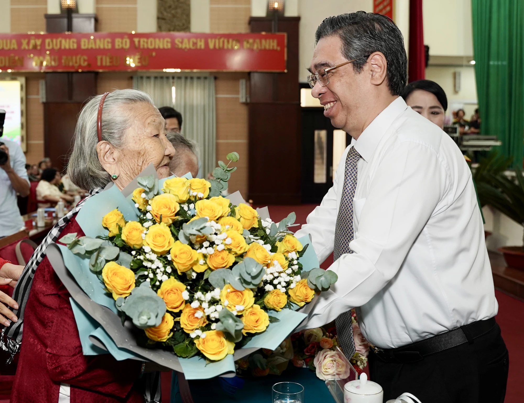 nữ cựu tù