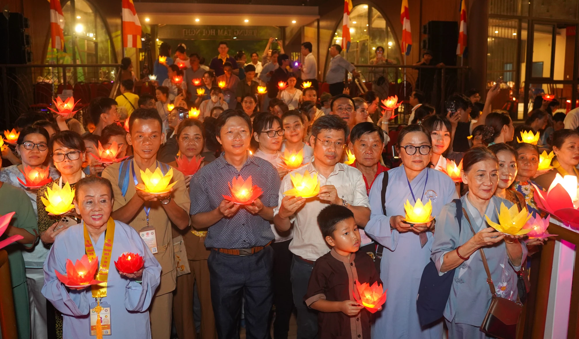 Hàng ngàn Phật tử thả hoa đăng cầu nguyện hòa bình tại Đại lễ Vesak 2025