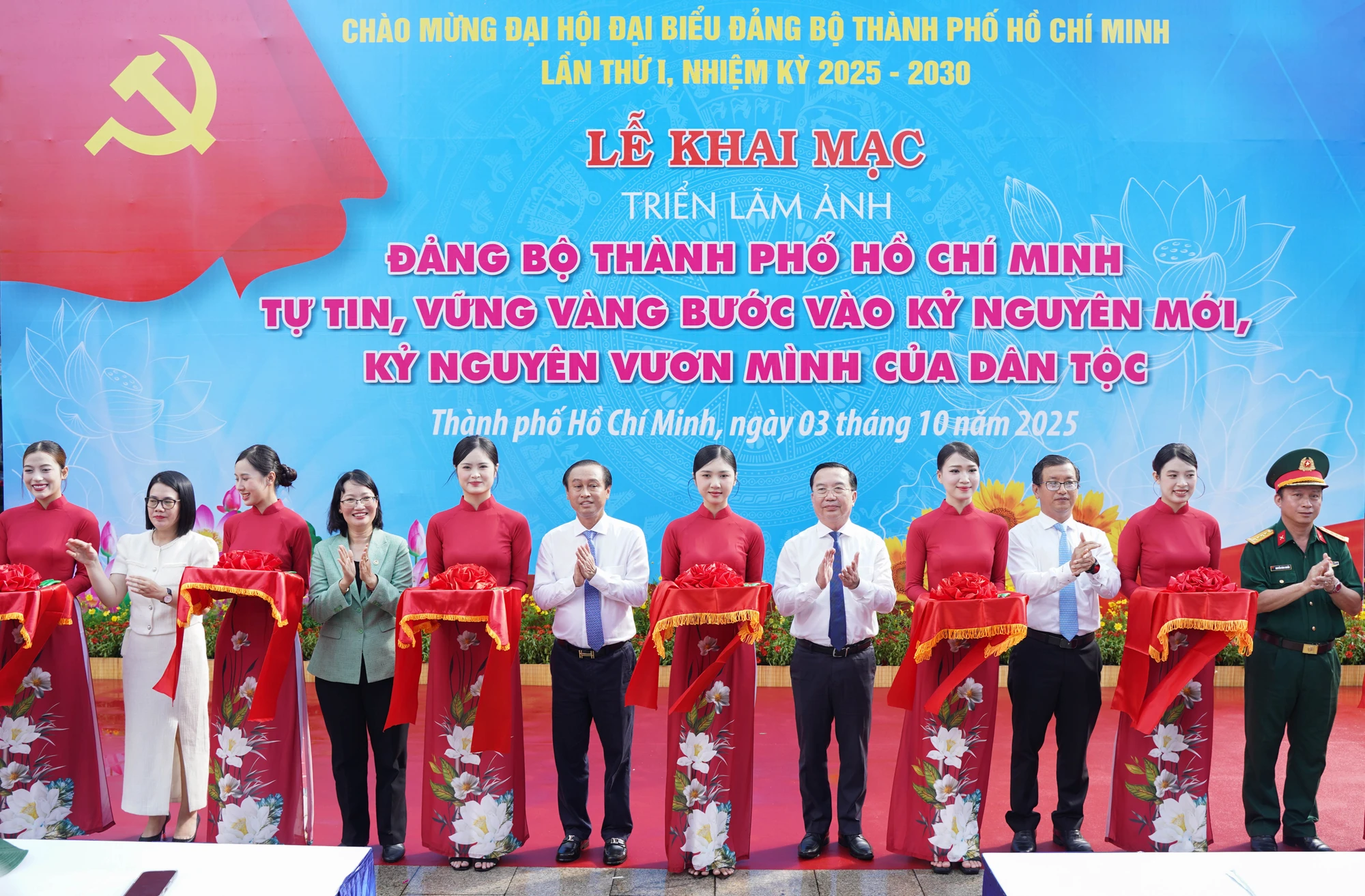 Khai mạc triển lãm ảnh 'Đảng bộ TP.HCM: Tự tin, vững vàng bước vào kỷ nguyên mới'