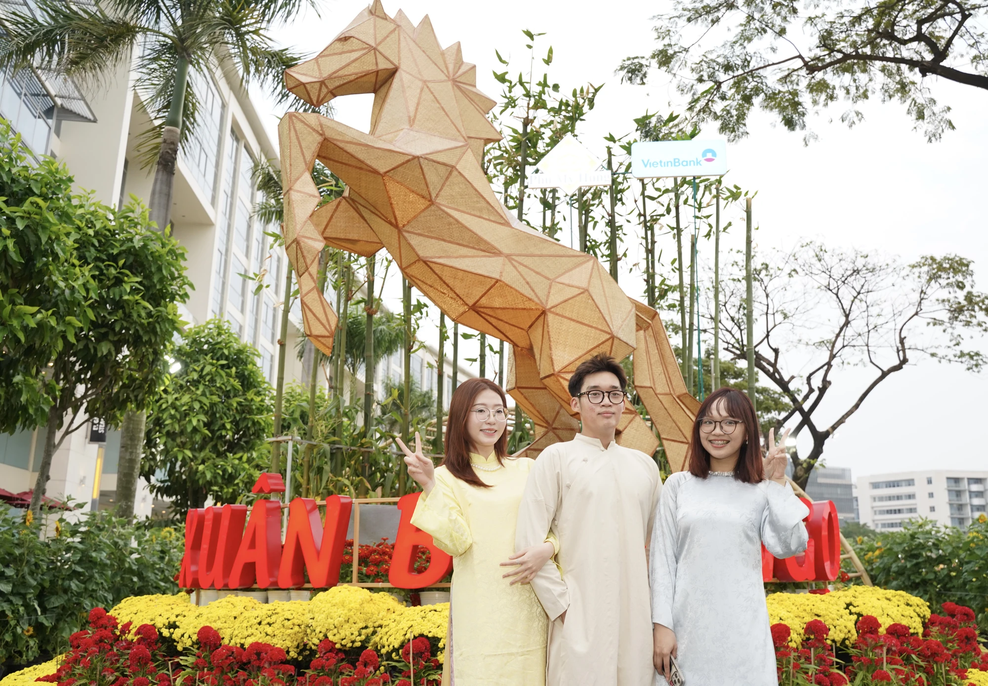 linh vật ngựa (1).JPG