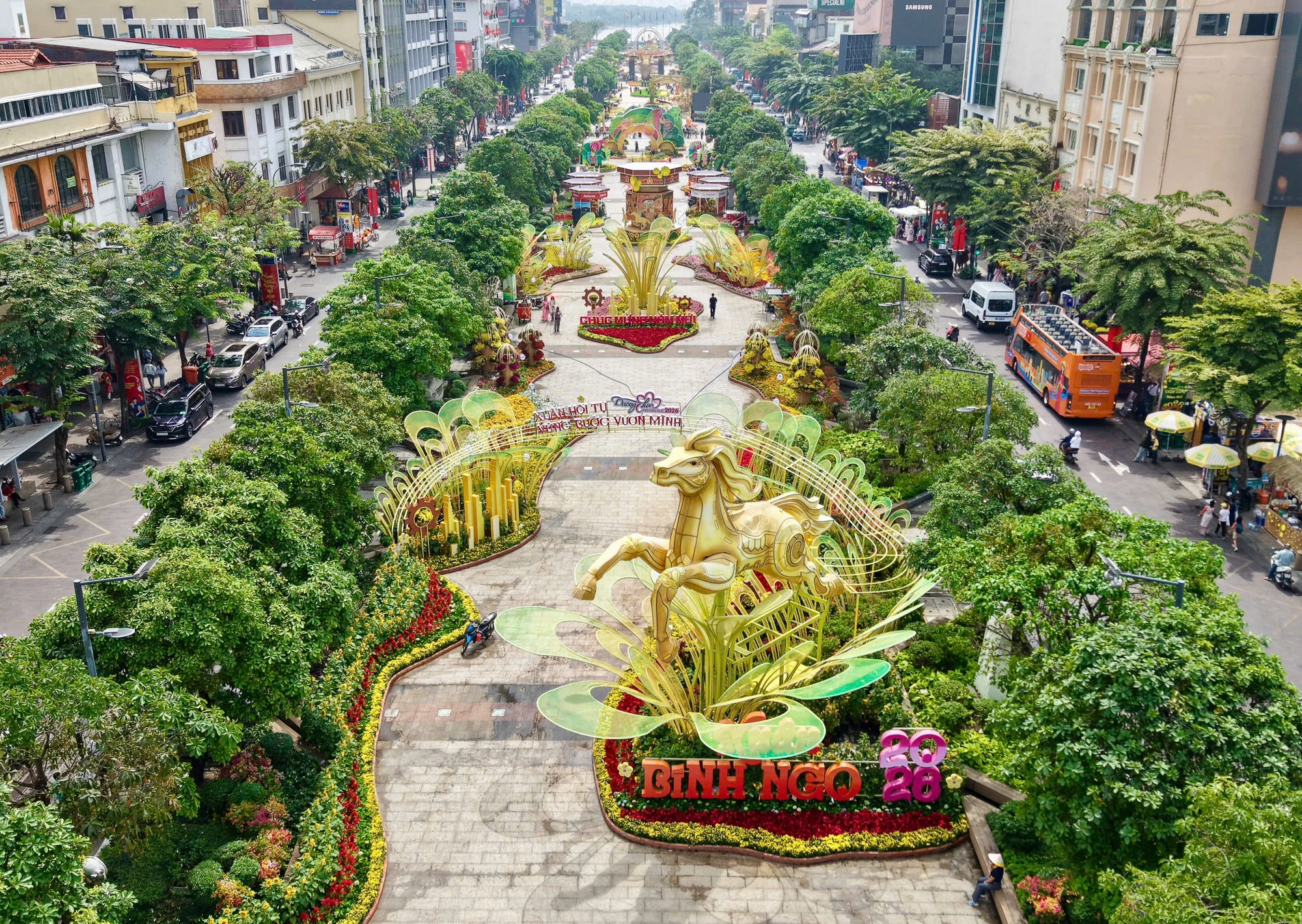 Đường hoa Nguyễn Huệ Tết Bính Ngọ 2026 rực rỡ trước giờ khai mạc