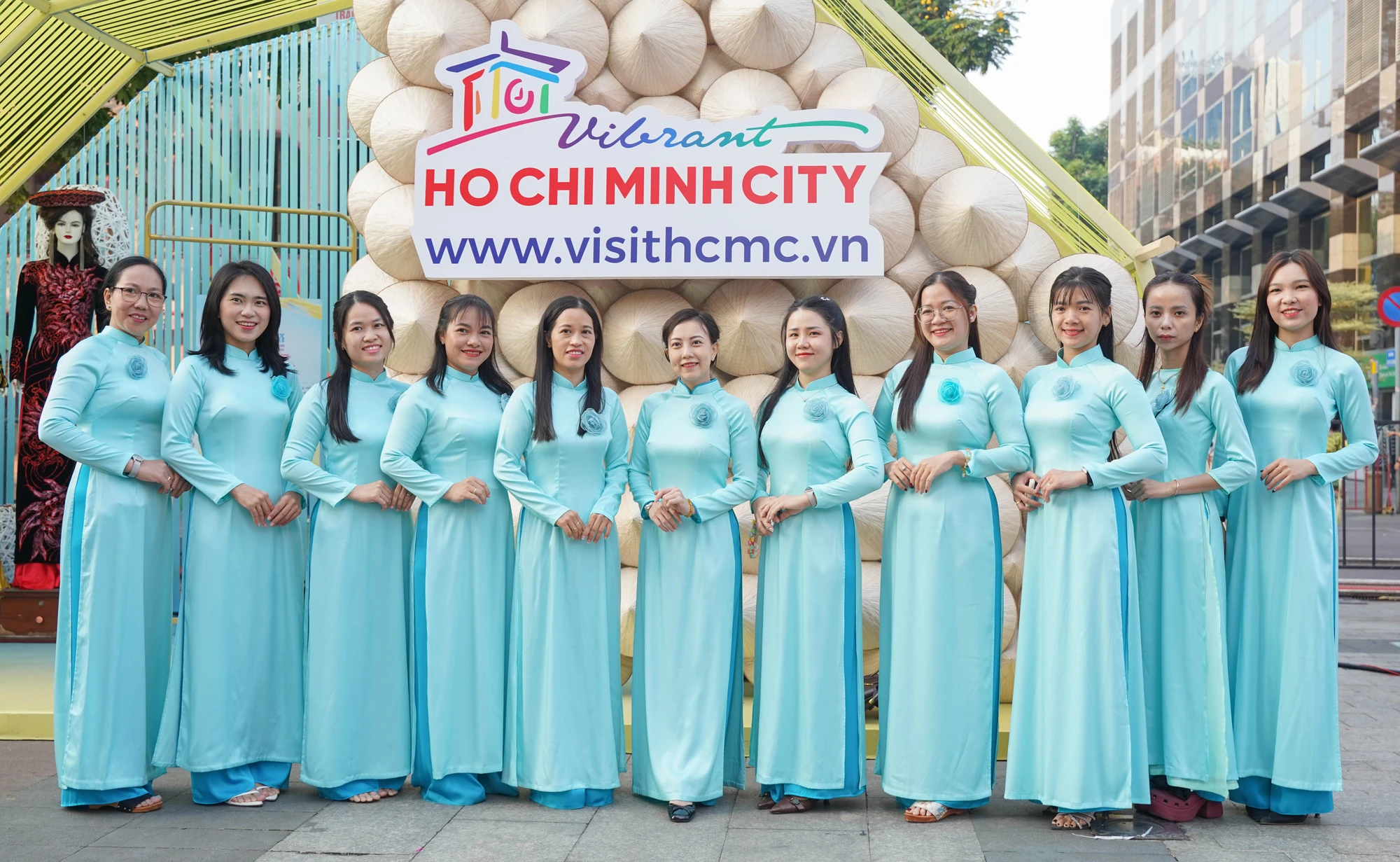 đồng diễn áo dài (3).jpg