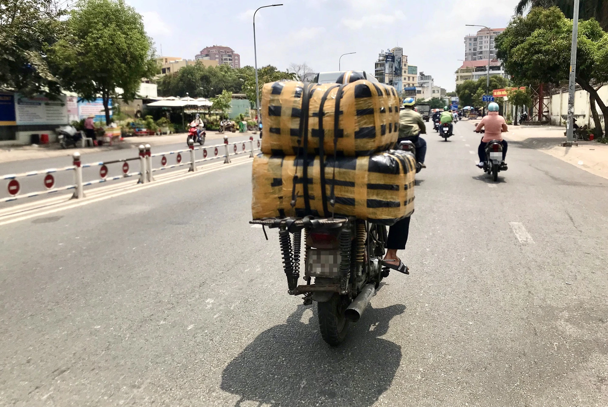 Xe tự chế "độ" 3 cặp phuộc để vận chuyển hàng. Ảnh: TRẦN MINH Xe tự chế "độ" 3 cặp phuộc để vận chuyển hàng. Ảnh: TRẦN MINH