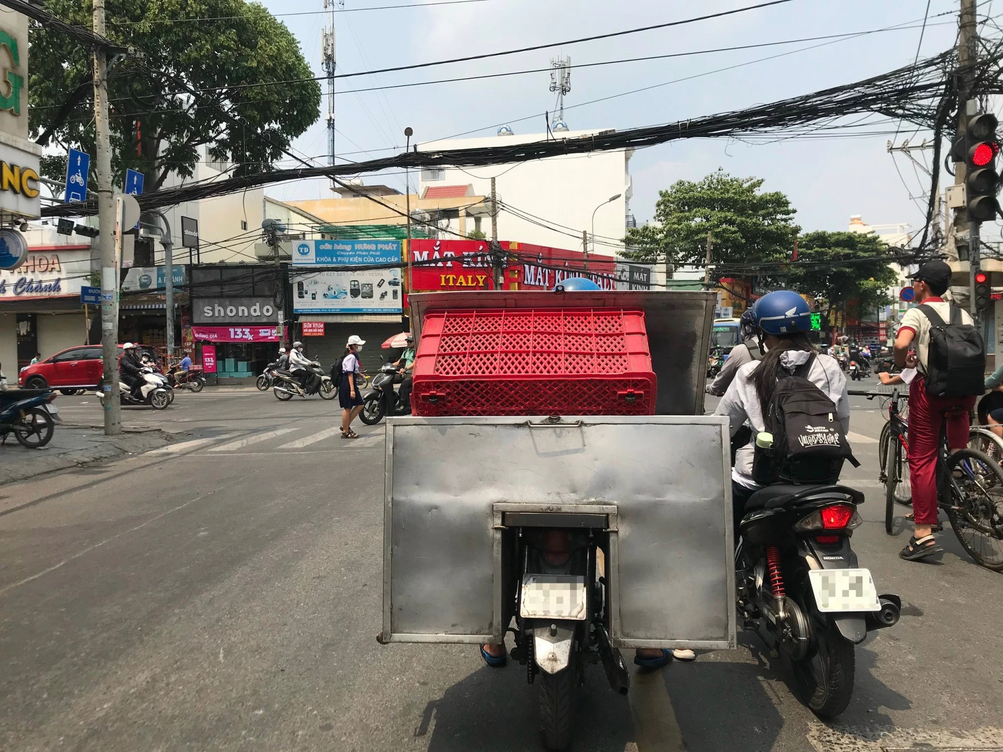 Xe máy chở hàng lấn làn ngược chiều tại ngã tư. Ảnh: TRẦN MINH Xe máy chở hàng lấn làn ngược chiều tại ngã tư. Ảnh: TRẦN MINH