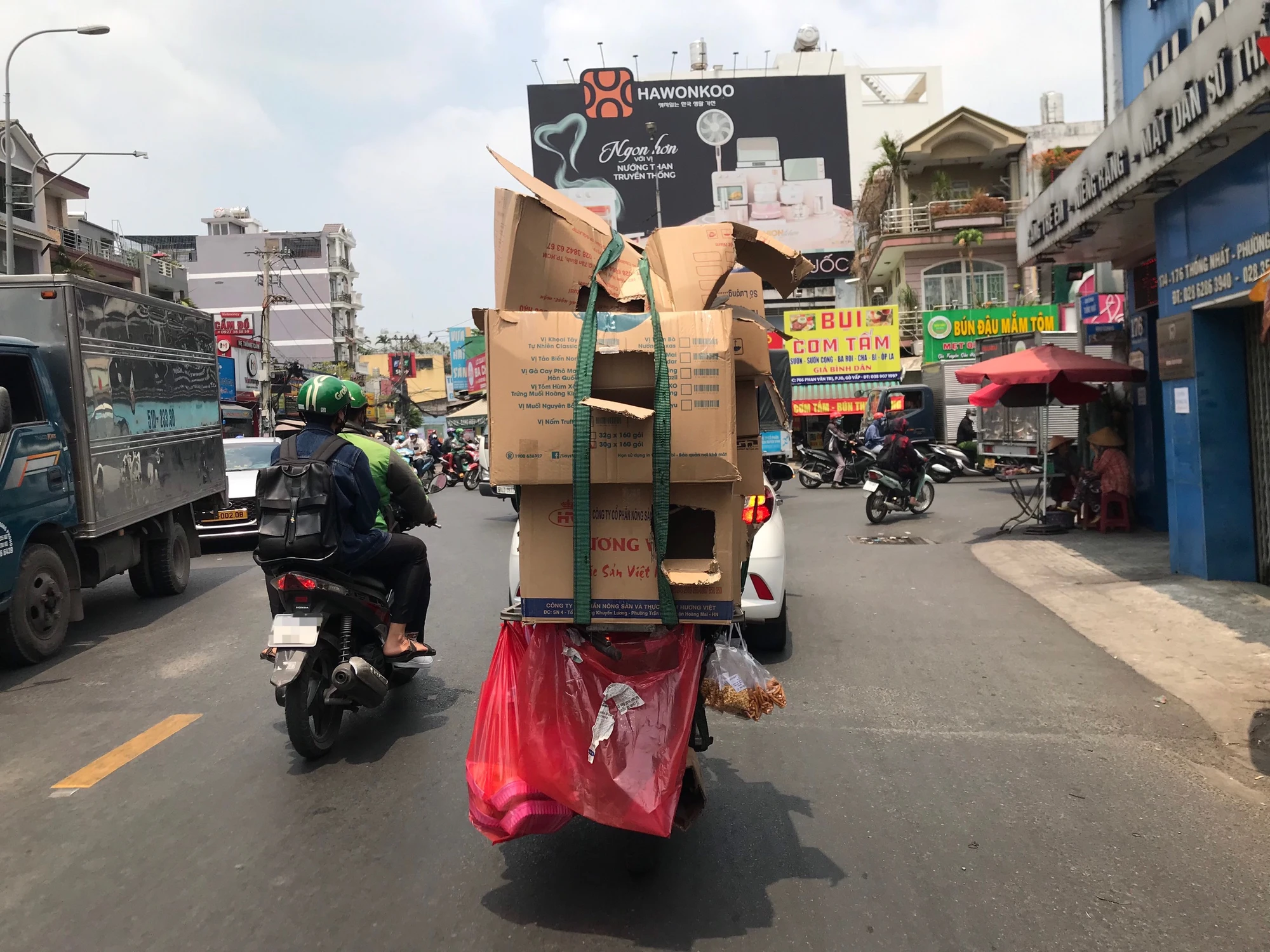Chở hàng quá chiều cao quy định, nguy cơ đổ ngã là rất cao. Ảnh: TRẦN MINH Chở hàng quá chiều cao quy định, nguy cơ đổ ngã là rất cao. Ảnh: TRẦN MINH