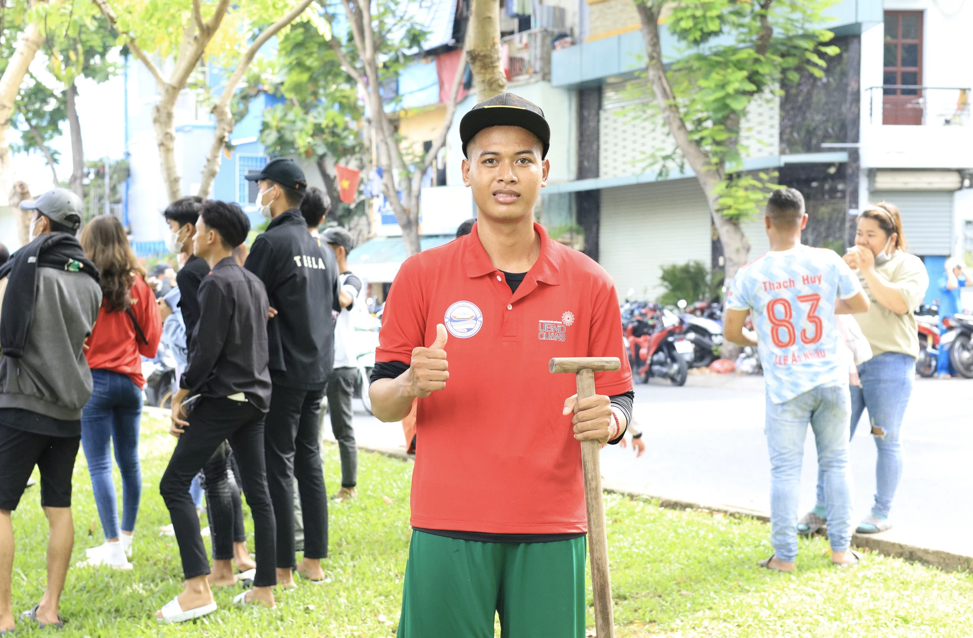 Để chuẩn bị cho cuộc đua vào sáng nay, các vận động viên đã tích cực luyện tập, làm quen với mặt kênh từ nhiều ngày trước. Theo anh Lâm Sơn Nhật, đội đua đến từ quận 3, cho biết: “Với đường đua 500m, các tay chèo đã tập luyện gần một tháng để tham gia lễ hội hôm nay. Trong quá trình tập luyện, tôi nhận thấy khó khăn lớn nhất là tuyến đường sông này, bởi nơi đây có hai khúc cua nên đội đua gặp khó khăn khi di chuyển qua đoạn này”. Ảnh: MINH ĐỦ