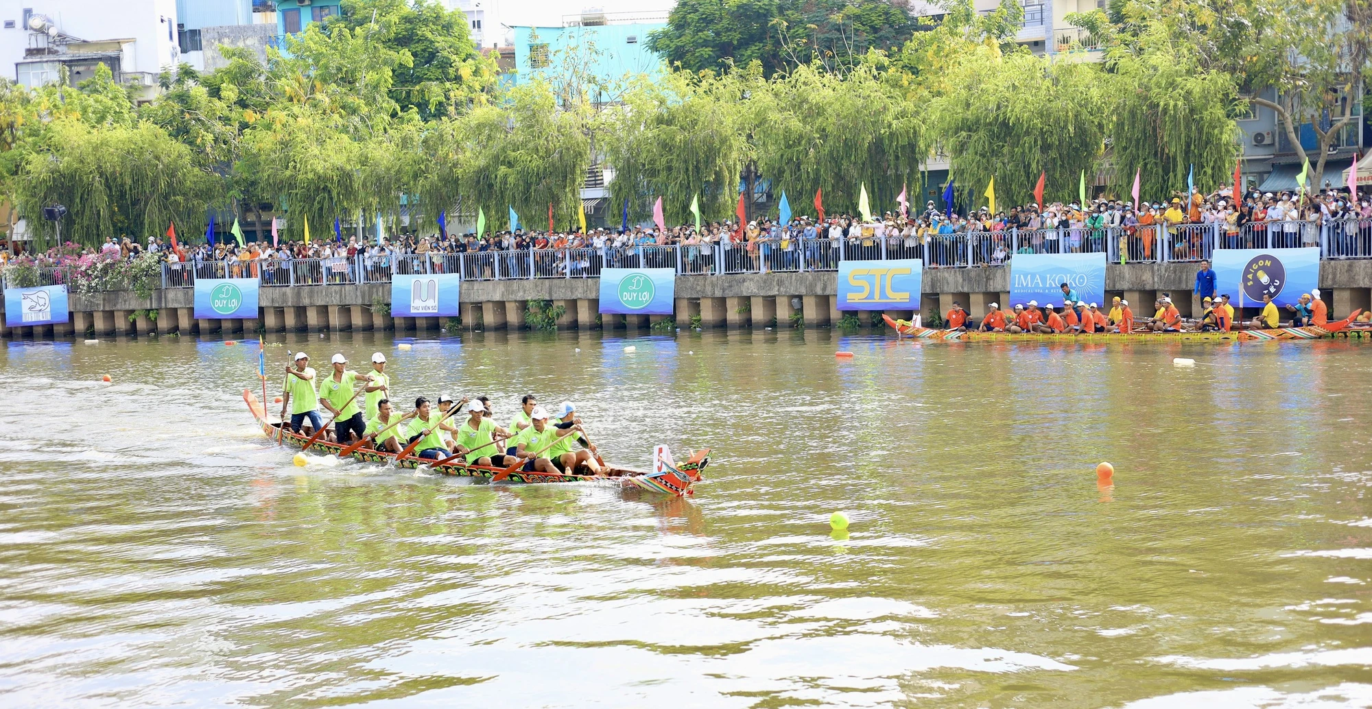 Rất đông người dân có mặt từ sớm để cổ vũ cho 9 đội tham gia tranh tài đến từ TP.HCM, Bình Dương, Tây Ninh, Kiên Giang và Bình Phước. Ảnh: MINH ĐỦ
