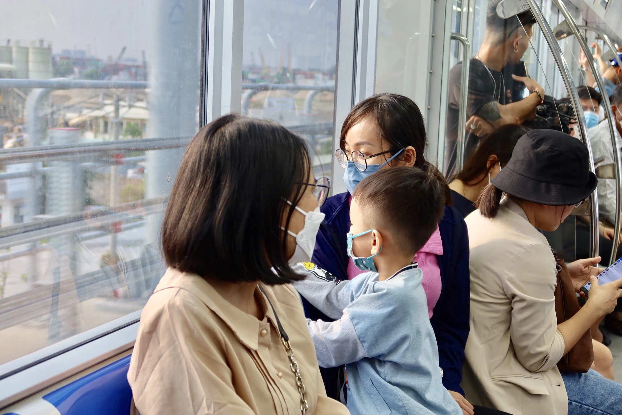 Người dân thích thú ngắm nhìn thành phố tàu chạy từ trên cao. Ảnh: TRẦN MINH Người dân thích thú ngắm nhìn thành phố tàu chạy từ trên cao. Ảnh: TRẦN MINH
