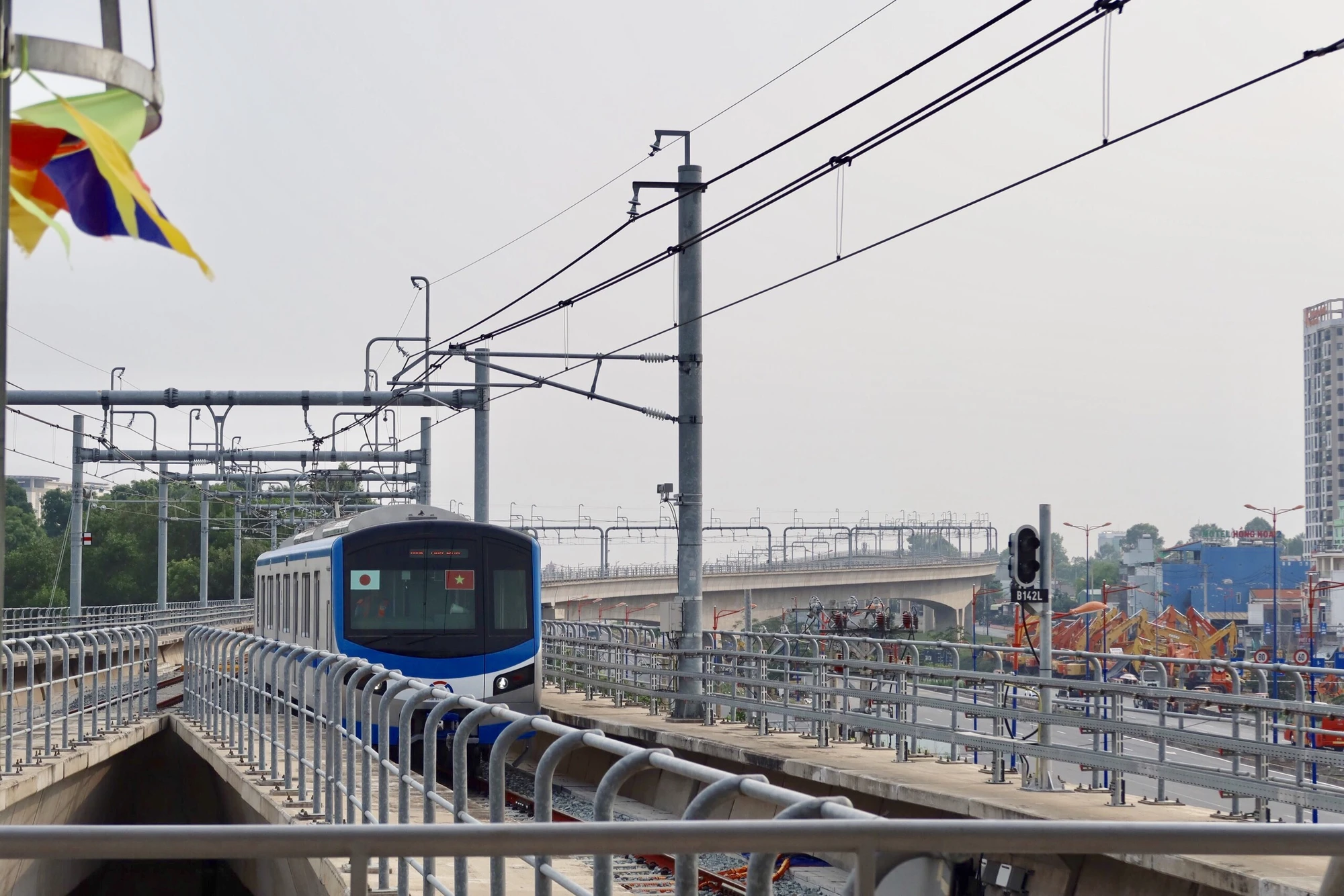 Tàu metro chuẩn bị cập bến để đón những hành khách. Ảnh: TRẦN MINH Tàu metro chuẩn bị cập bến để đón những hành khách. Ảnh: TRẦN MINH
