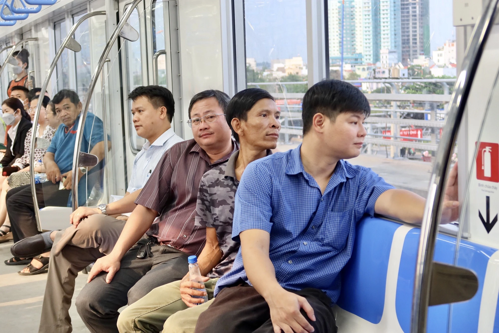 Đoàn tàu có thể chở 930 khách, trong đó 147 khách ngồi và 783 khách đứng. Ảnh: TRẦN MINH Đoàn tàu có thể chở 930 khách, trong đó 147 khách ngồi và 783 khách đứng. Ảnh: TRẦN MINH