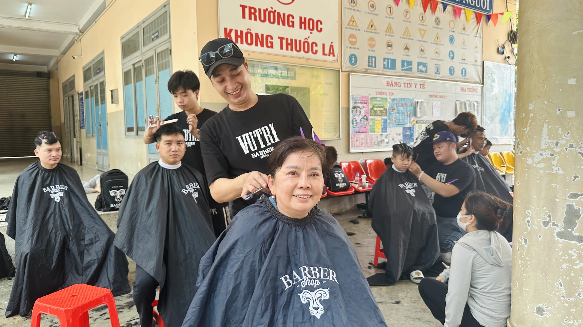 Chương trình cắt tóc miễn phí được nhiều người tham gia. Ảnh: TRẦN MINH Chương trình cắt tóc miễn phí được nhiều người tham gia. Ảnh: TRẦN MINH