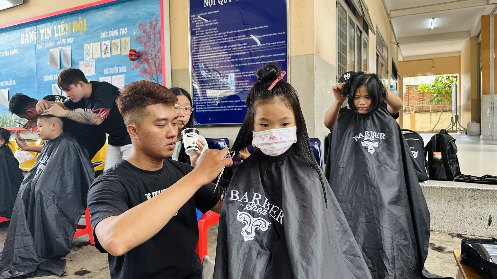 Rất nhiều phụ huynh an tâm dắt các bé đi cắt tóc, vì được các thợ chuyên nghiệp cắt tóc và tạo kiểu. Ảnh: TRẦN MINH Rất nhiều phụ huynh an tâm dắt các bé đi cắt tóc, vì được các thợ chuyên nghiệp cắt tóc và tạo kiểu. Ảnh: TRẦN MINH