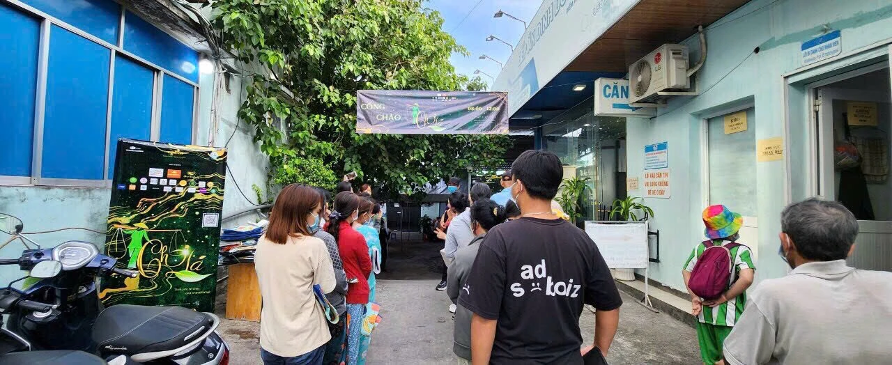 Mặc dù còn rất sớm, nhưng nhiều bệnh nhân đã đến xếp hàng ngay ngắn để tham gia phiên “Chợ Lá 0 đồng” đầu tiên được tổ chức.