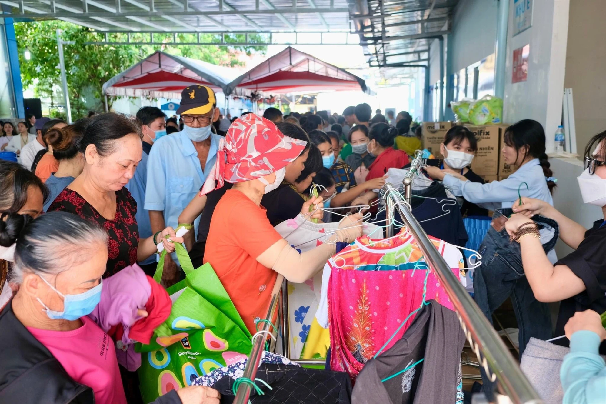 Đến với phiên chợ “Chợ Lá 0 đồng”, người bệnh được mua sắm các nhu yếu phẩm như gạo, sữa, mì gói, trái cây, bánh, cơm, cháo và các mặt hàng quần áo từ 10 gian hàng do ban tổ chức chuẩn bị.