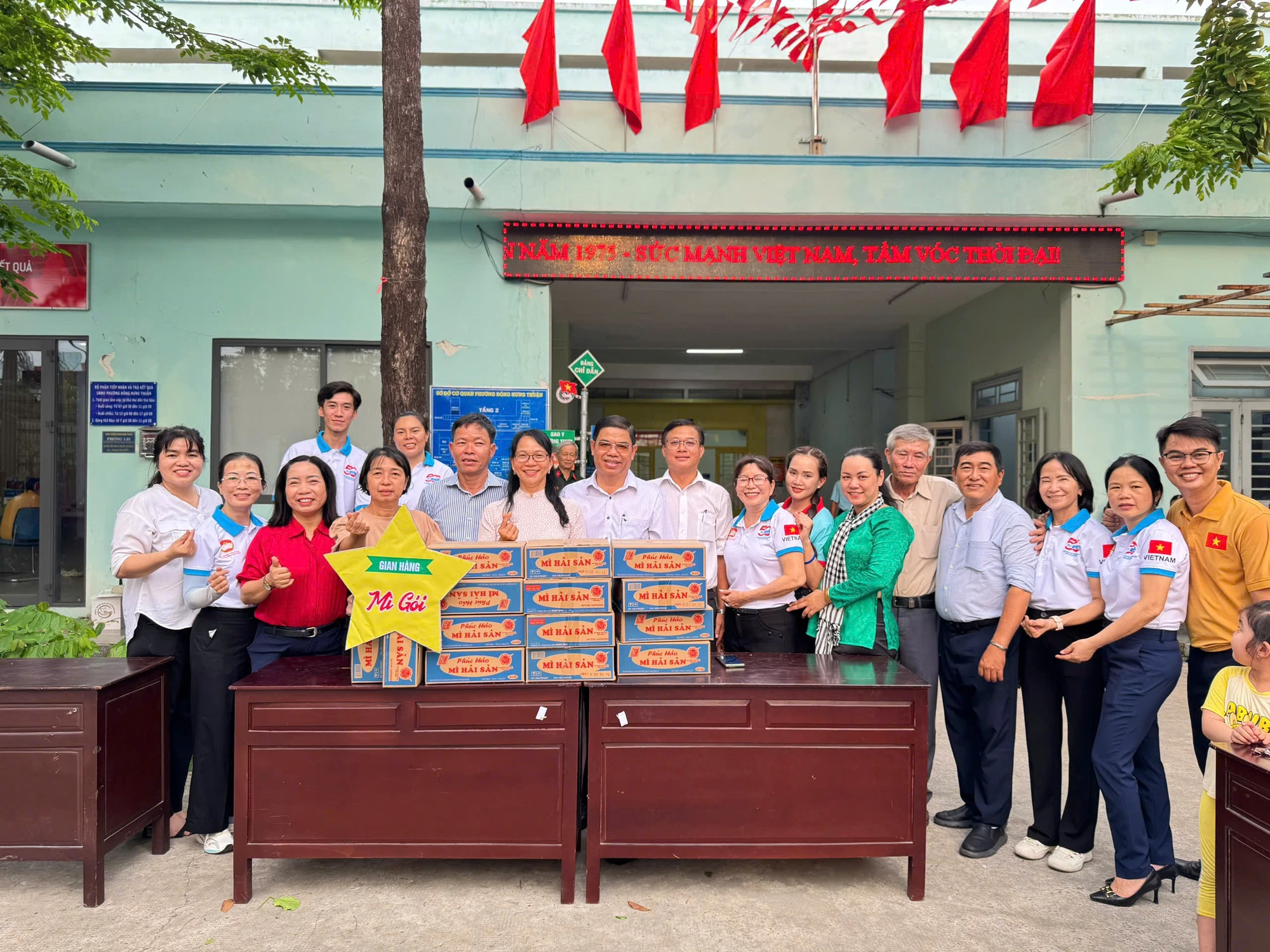 Ấm lòng 'phiên chợ 0 đồng' chào mừng 50 năm non sông liền một dải